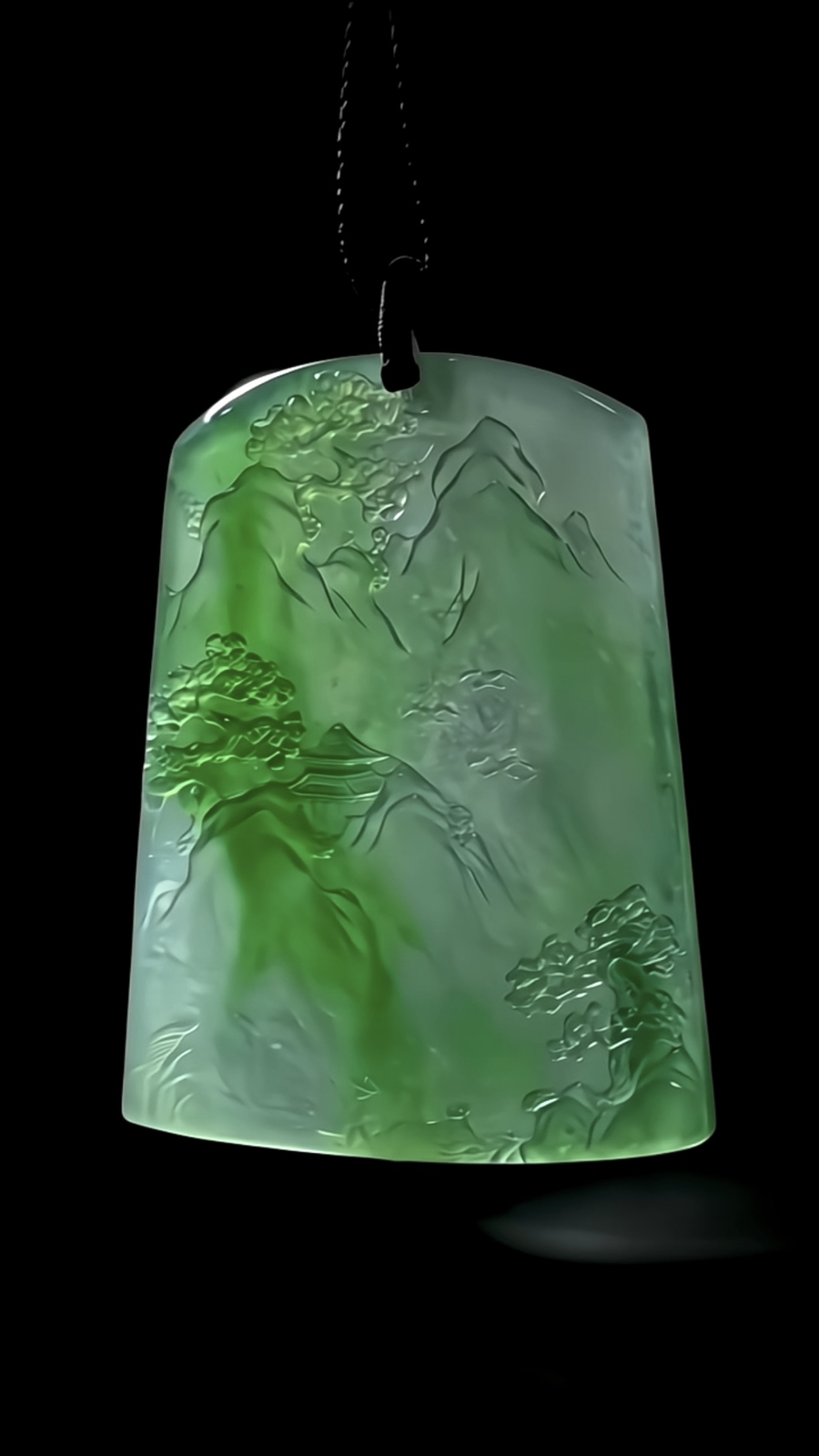 【宁静致远】，绿花山水牌子，
瑞禧玉雕艺术作品，
49.5-37.8-5mm，21.52g，