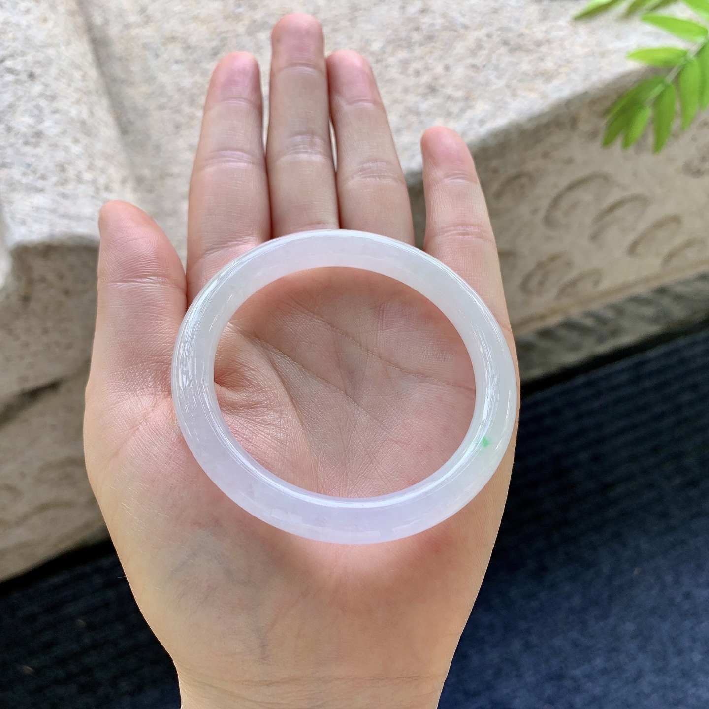 圆条49 50，圈口50.7/7.7/7.5，编码B2081393，糯冰春彩，水润，种老，细腻，打灯有棉线