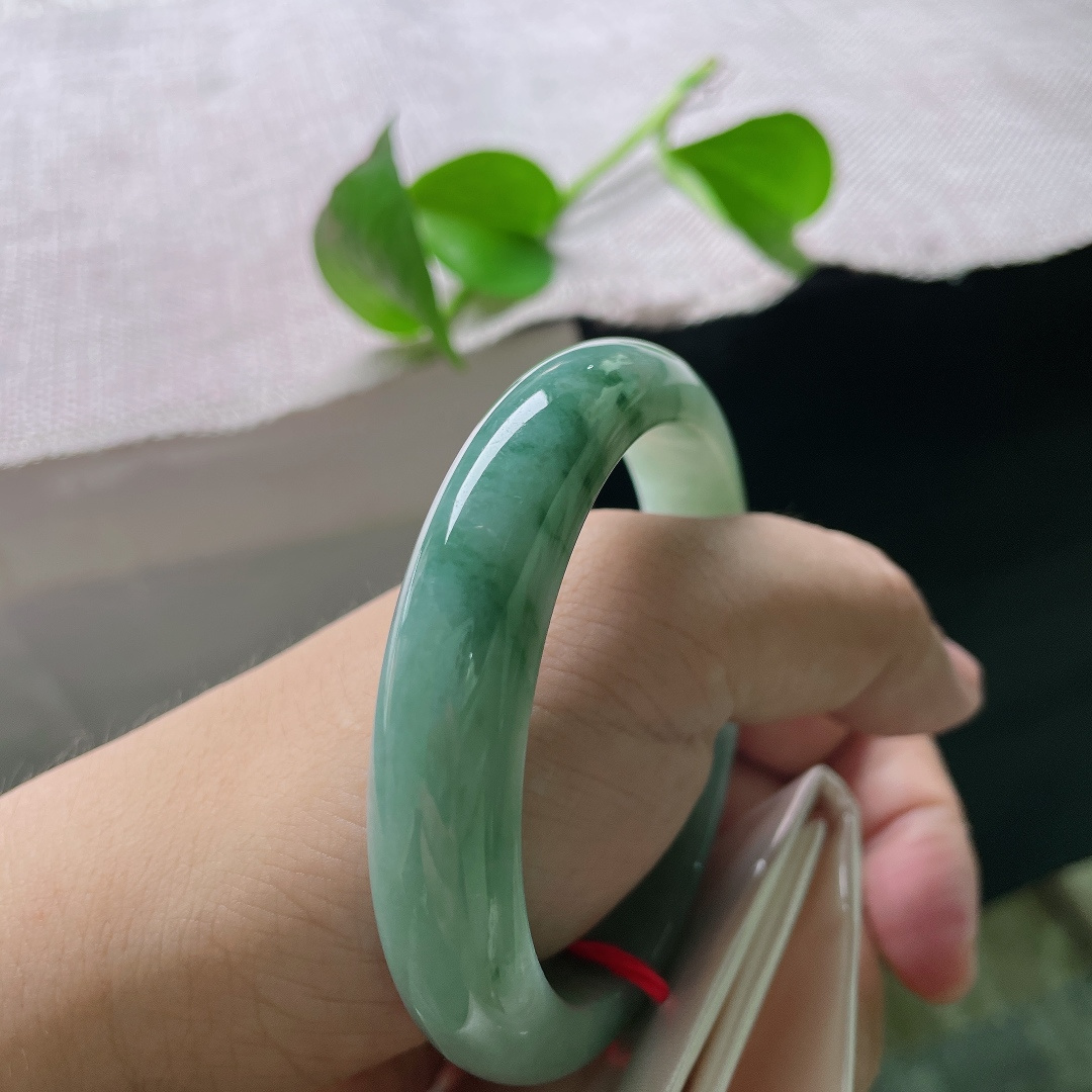 56.2/12/8.3，飘花正圈，水润，如山间云雾般灵动，是腕间缠绕的山水诗意。无裂，ss54396a