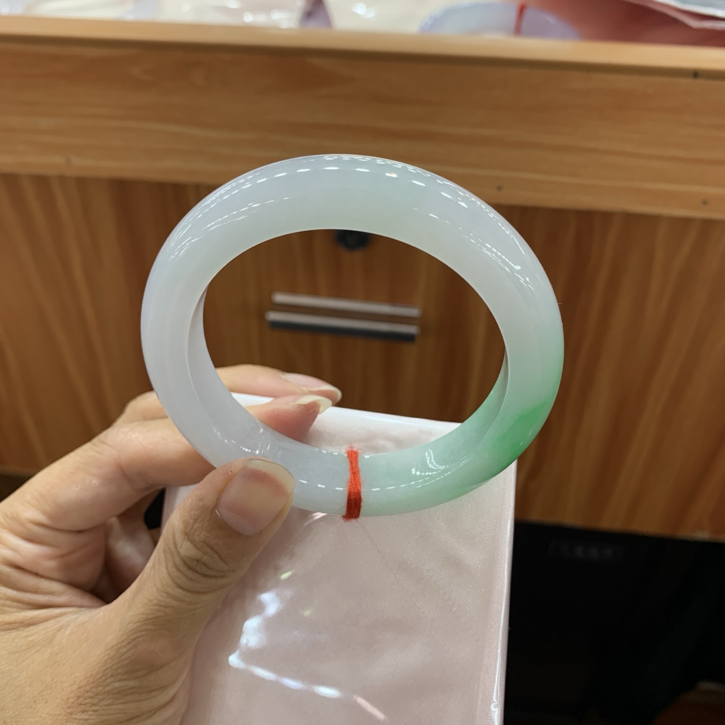 060435GX 飘绿正圈翡翠手镯 58-12.8-10.2