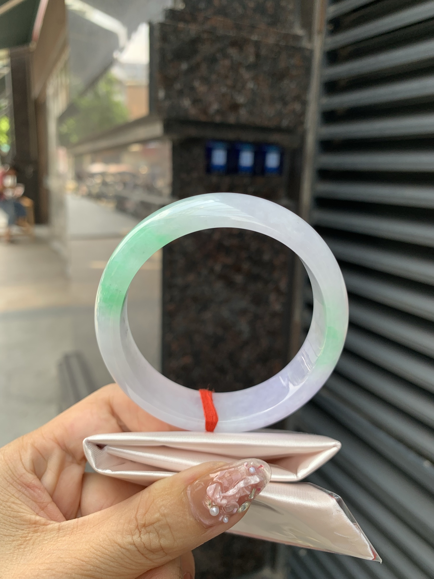 春彩宽版正圈 58.7-8-16.5 0605-N884 打灯棉线，底妆水润细腻，淡淡粉底与绿花搭配，宛如春天的繁华。在岁月的长河流转中绽放着独特的魅力，气质温婉而迷人。