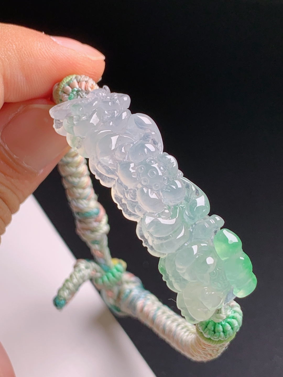 ️ 冰种飘绿莲花手牌，冰透飘翠雕工细腻，手工编绳温婉别致 裸石43.3-11.5-9.6 530604