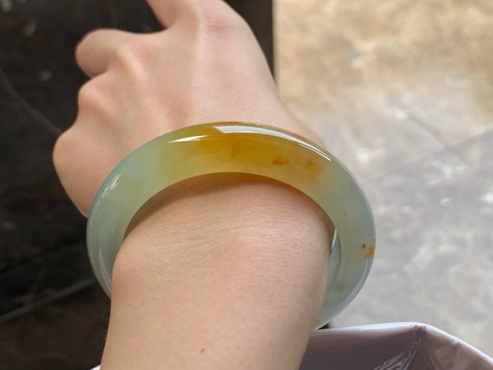 55.5-12.4-9.7
黄翡手镯^_^底子细腻干净 黄翡有特色 泥鳅背