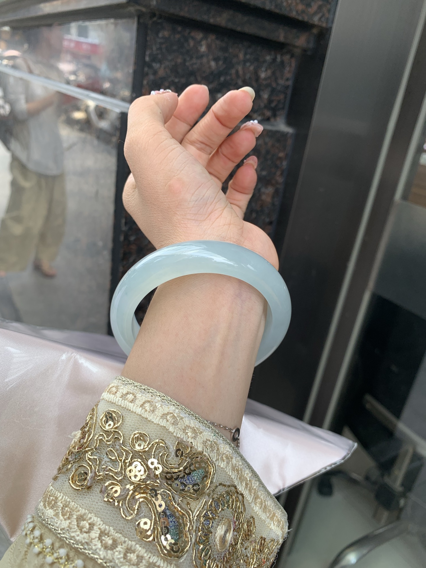 冰晴绿宽版正圈 0605-N903 无裂，底妆冰胶十足，满圈晴绿均匀分布，像初春嫩芽落入清泉，均匀柔和，抬眼就是一片宁静感
