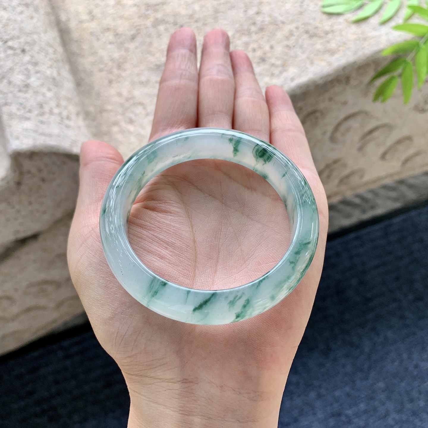 正圈52 53【圈口】53.4/12/8【编码】A1060629【描述】冰糯飘花，水润，种老，细腻，打灯有棉絮
