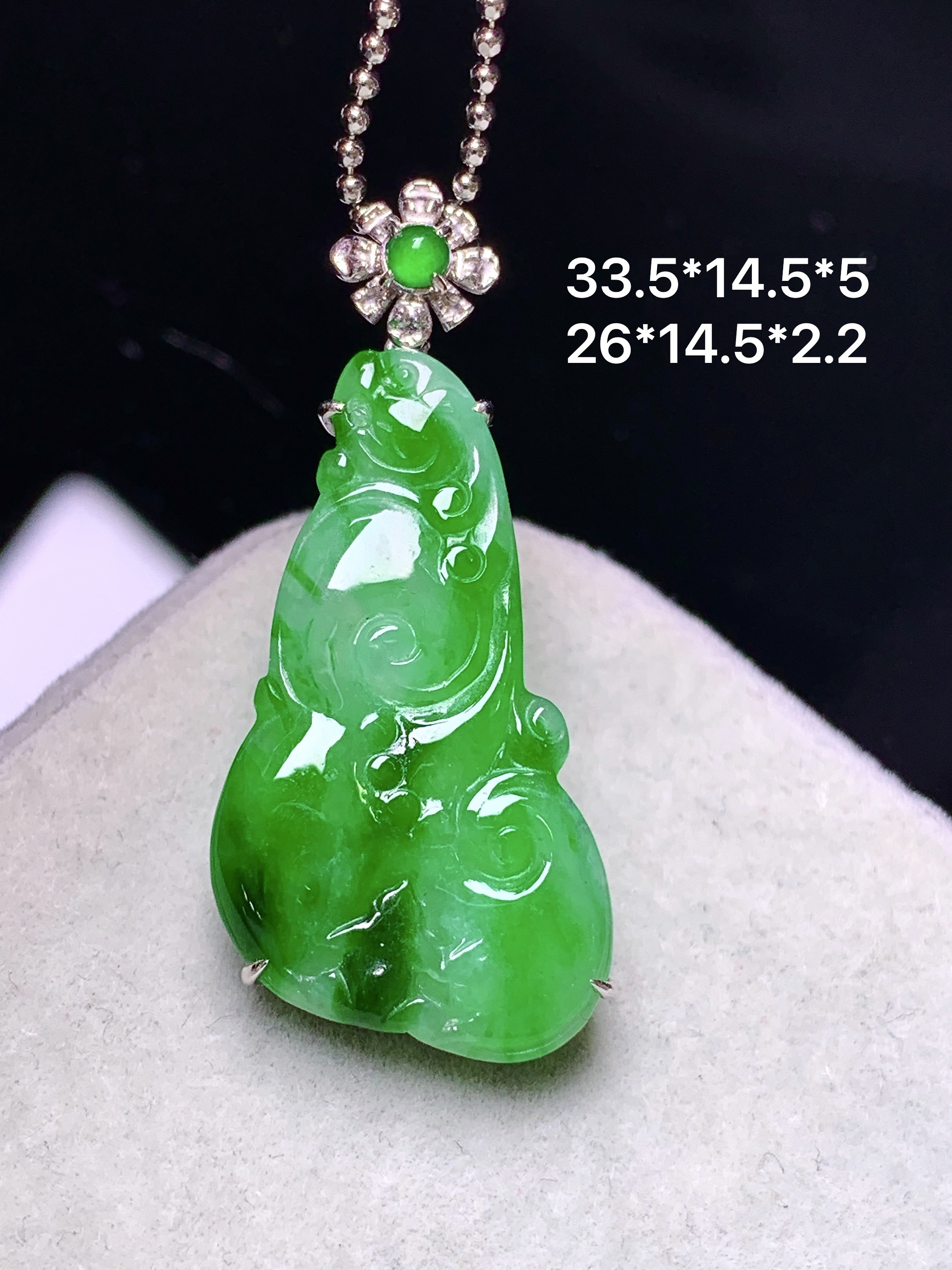 18k金钻镶嵌飘绿如意吊坠 玉质细腻 色泽艳丽清新 整体尺寸33.5*14.5*5 z1