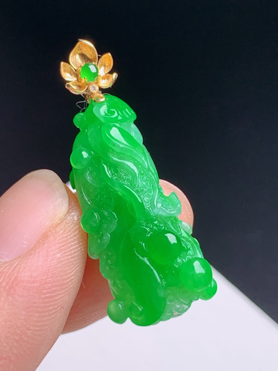 冰辣绿白菜吊坠 满色正阳绿玉质细腻凝润，立体雕琢百财白菜，金镶莲花绿珠扣头 520603，12