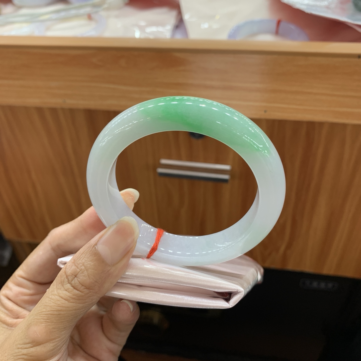 060435GX 飘绿正圈翡翠手镯 58-12.8-10.2