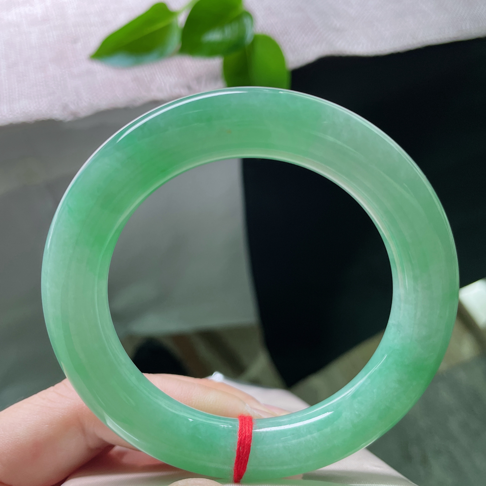 55.5/11.8，满绿圆条，圆满顺遂，种老起莹，是可遇不可求的腕上臻品。ss54266a..