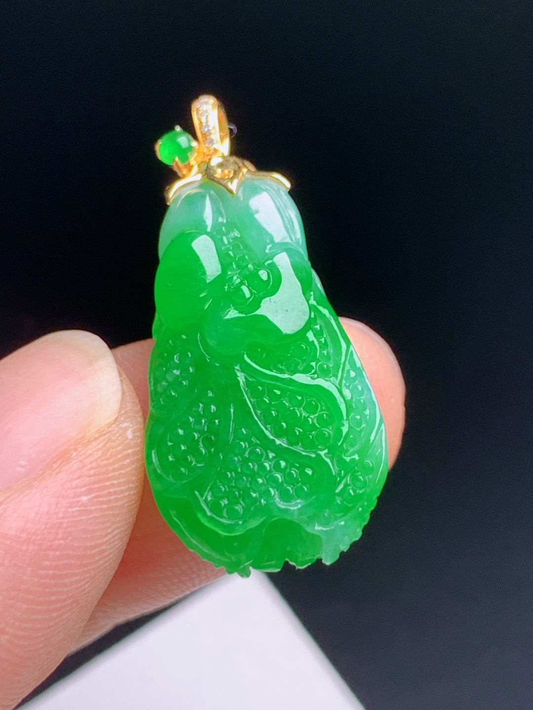 正阳绿白菜吊坠 糯冰种底翠色浓辣明艳，雕纹细致栩栩如生，18K金钻精工镶扣 整体31.5 52060