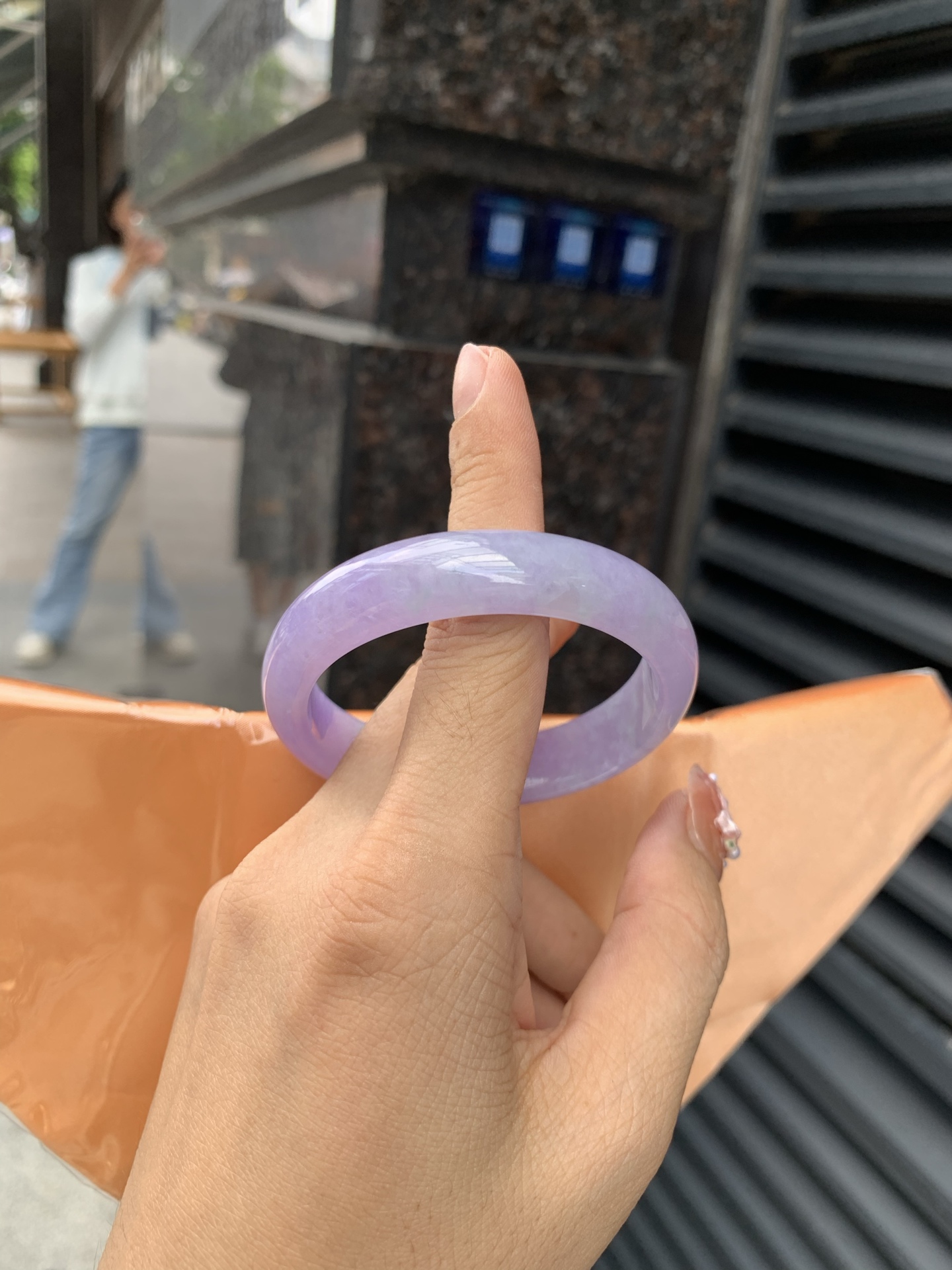 0605-N900，打灯细纹，底妆水润，满圈吸睛抢眼，浪漫迷人，仙气飘飘，优雅高贵显气质，感满满，满满底色均匀不失色，不同光线不一样视觉感受