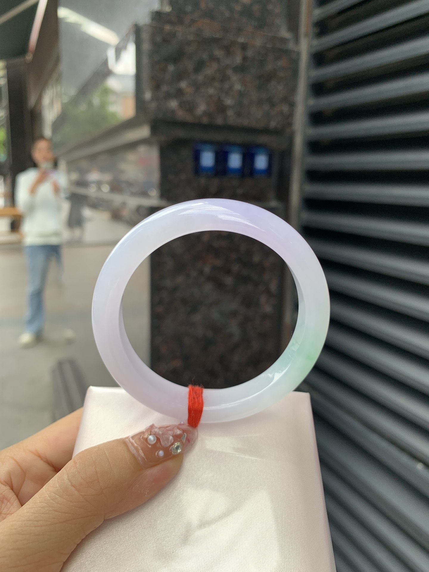 淡春彩正圈 0605-N906 无裂，底妆水润细腻，淡淡粉底与绿花搭配，宛如春天的繁华。在岁月的长河流转中绽放着独特的魅力，气质温婉而迷人。