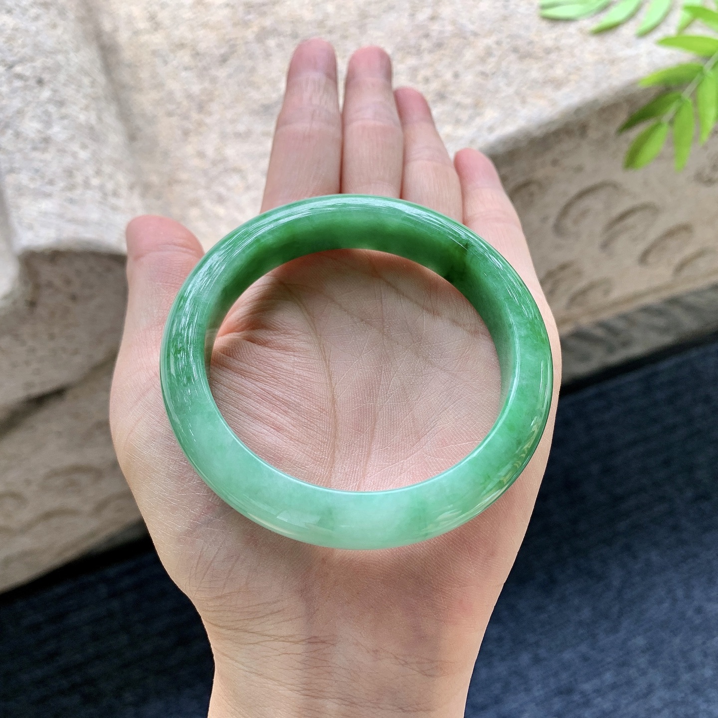正圈55 56【圈口】56/12/8.2【编码】A1060628【描述】辣绿，水润，种老，细腻，无裂