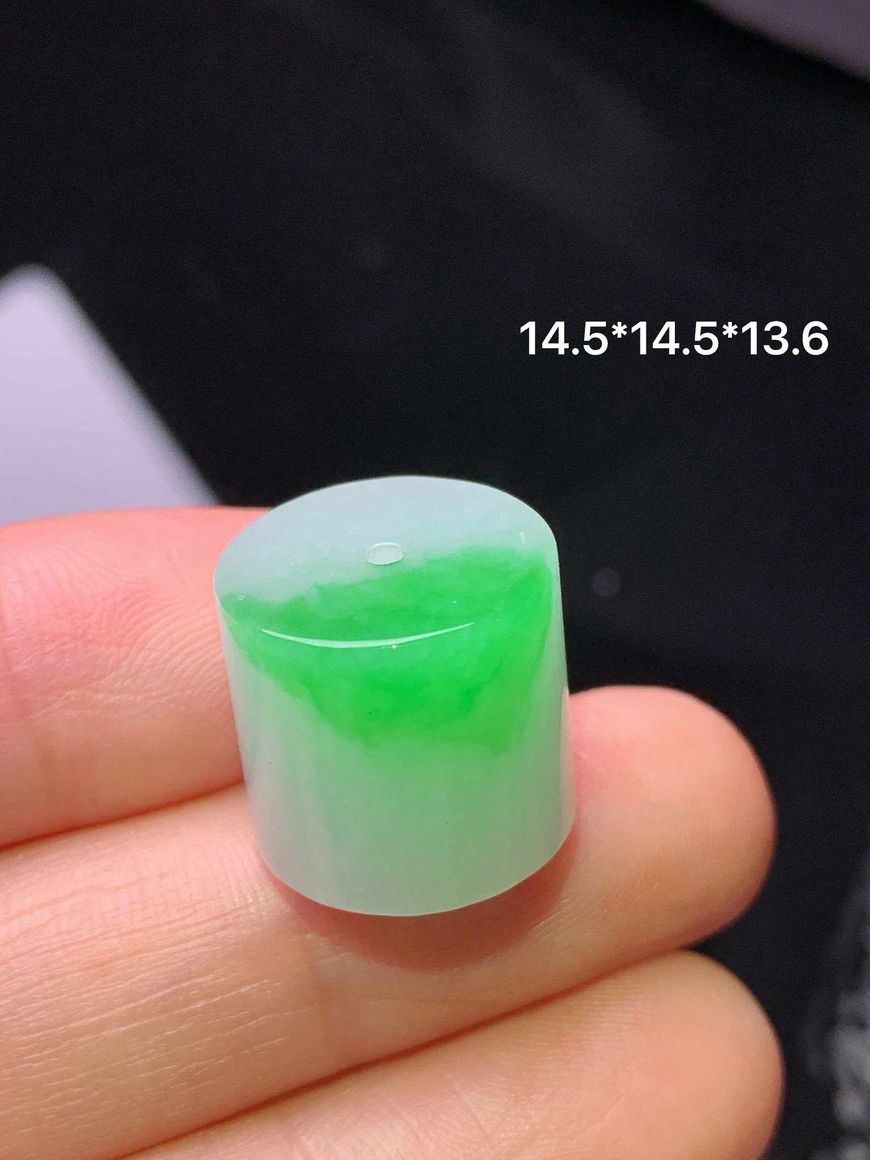 飘绿路路通吊坠 玉质细腻 色泽艳丽清新 整体尺寸14.5*13.6 z1
