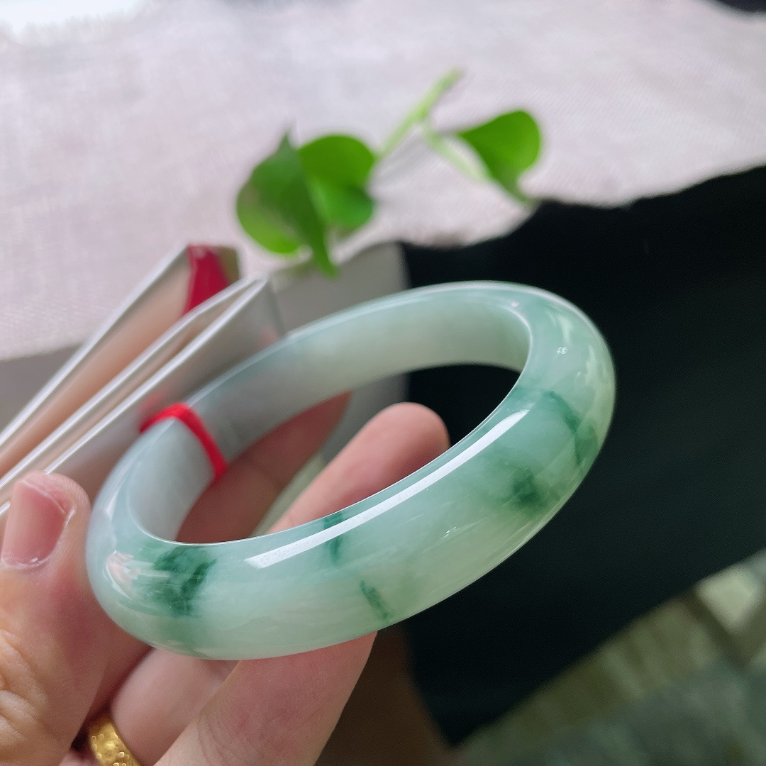 55.9/12.4/9飘花正圈，温润的底子遇上灵动的飘花，像是把一汪清泉戴在了手上。一点皮纹，ss54434a
