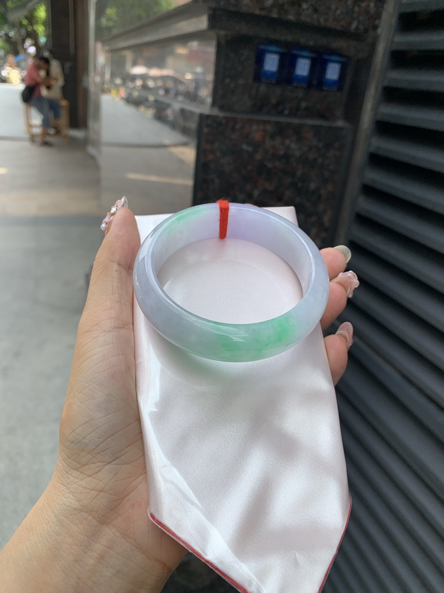 春彩宽版正圈 58.7-8-16.5 0605-N884 打灯棉线，底妆水润细腻，淡淡粉底与绿花搭配，宛如春天的繁华。在岁月的长河流转中绽放着独特的魅力，气质温婉而迷人。