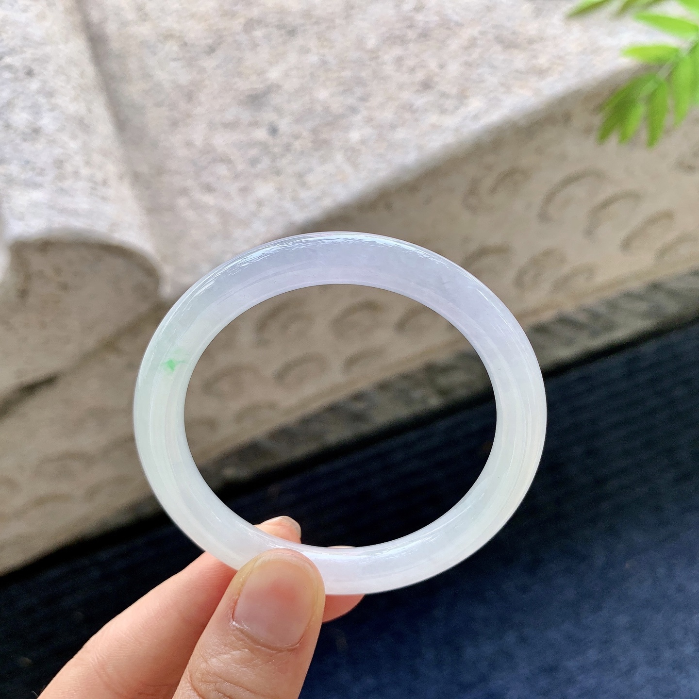 圆条49 50，圈口50.7/7.7/7.5，编码B2081393，糯冰春彩，水润，种老，细腻，打灯有棉线