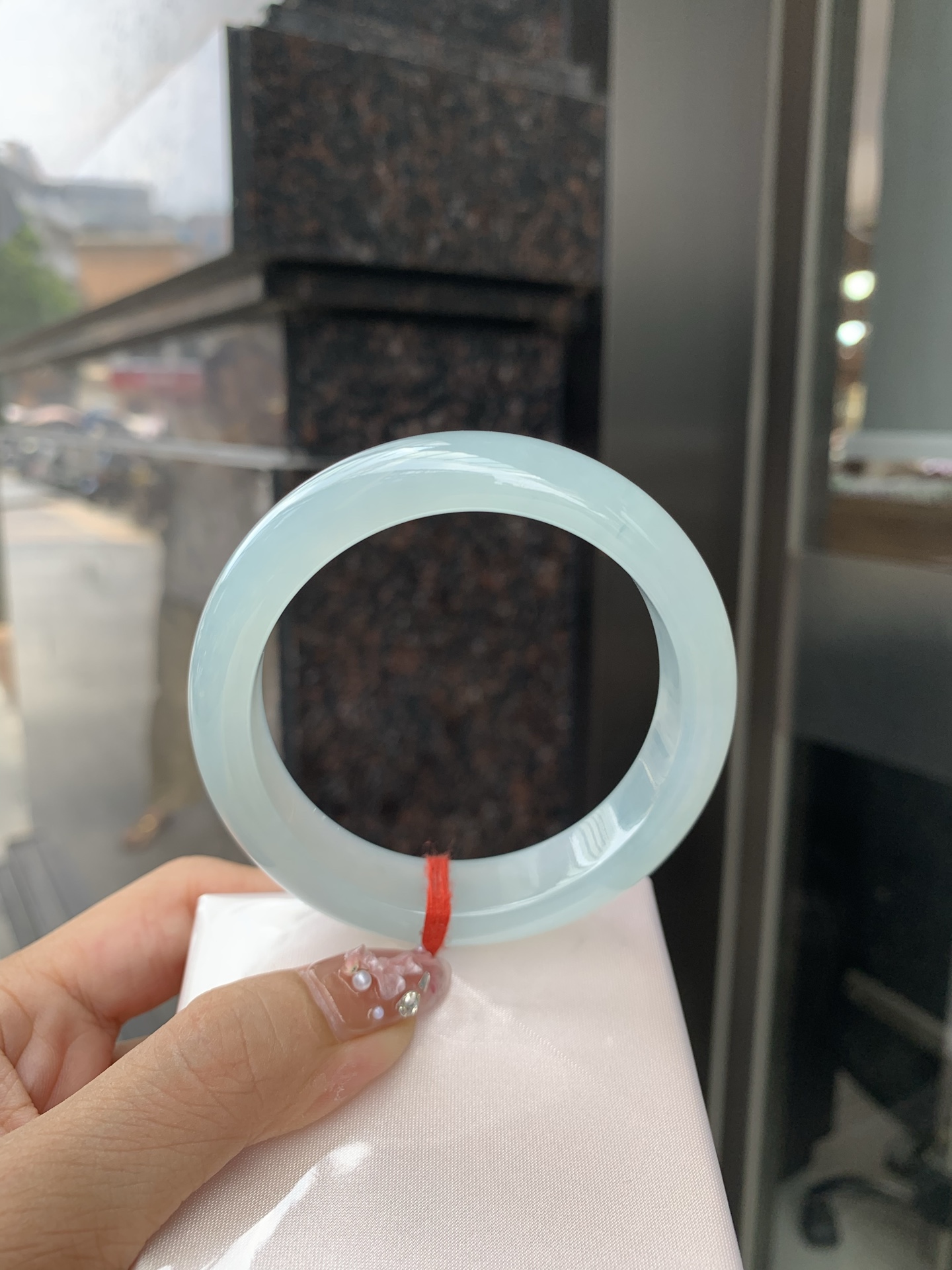 冰晴绿宽版正圈 0605-N903 无裂，底妆冰胶十足，满圈晴绿均匀分布，像初春嫩芽落入清泉，均匀柔和，抬眼就是一片宁静感
