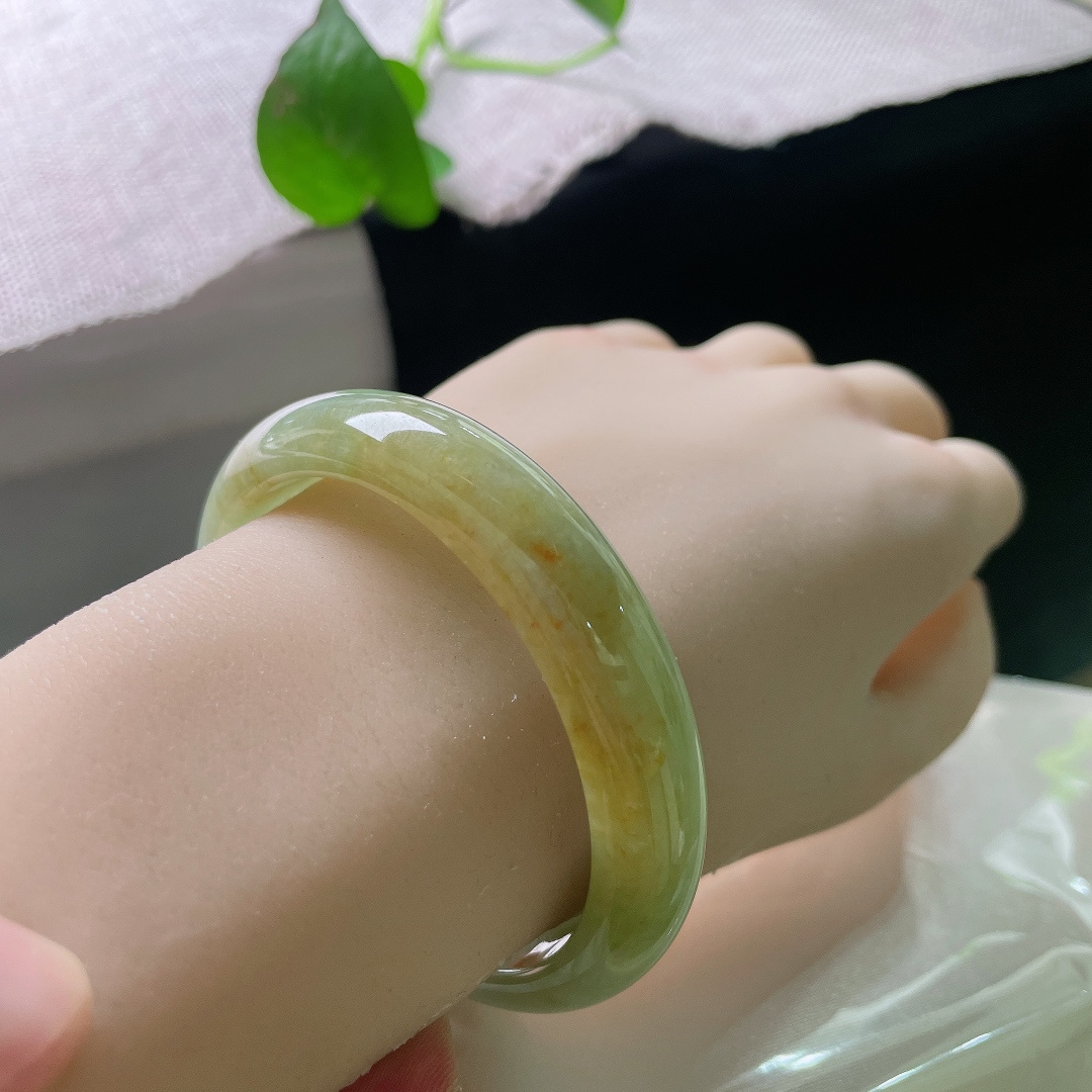 55.2/12.9/7.1，黄翡正圈，水润，肉质细腻干净，一点指甲纹可以忽略，ss54447a