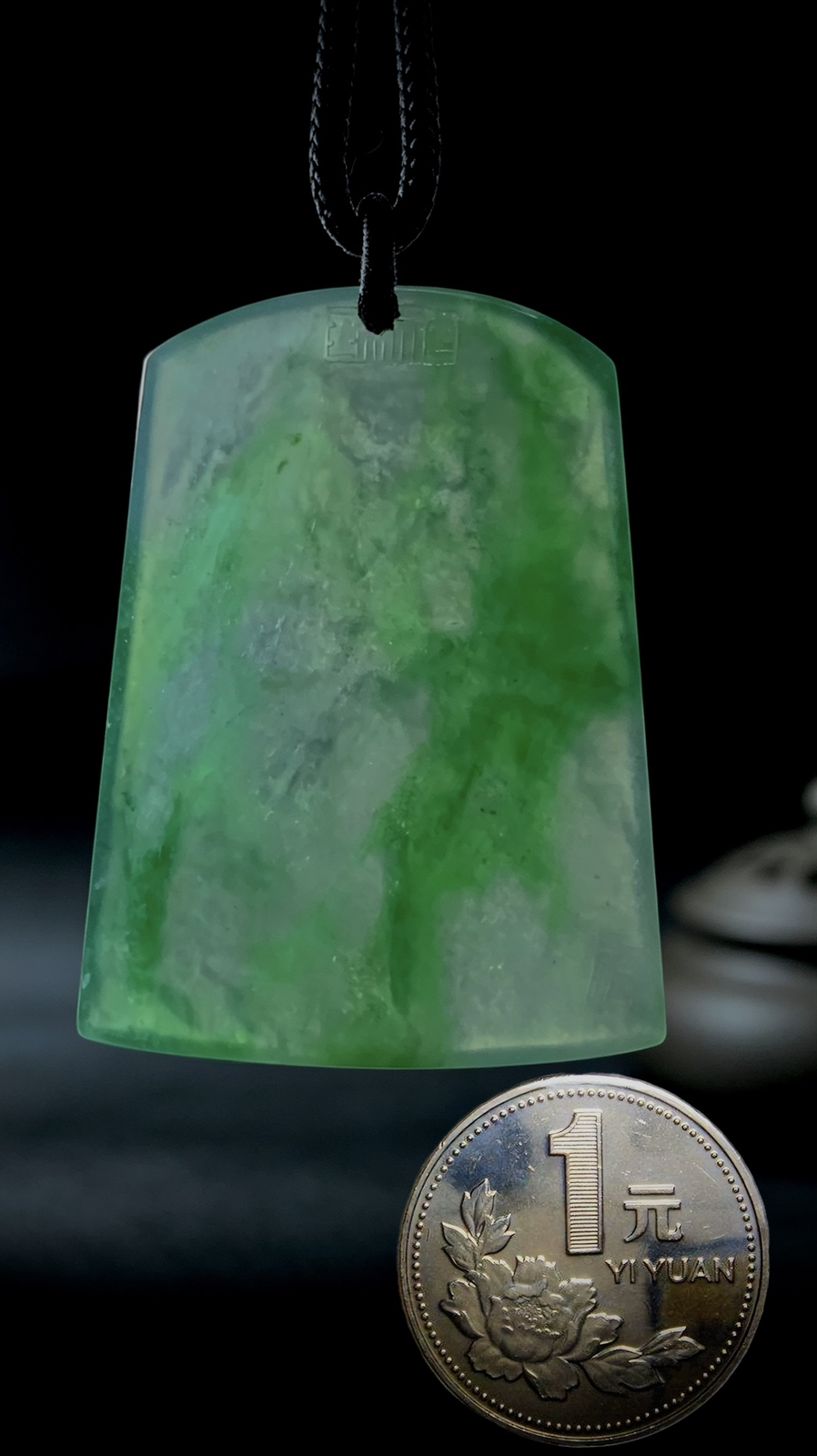 【宁静致远】，绿花山水牌子，
瑞禧玉雕艺术作品，
49.5-37.8-5mm，21.52g，