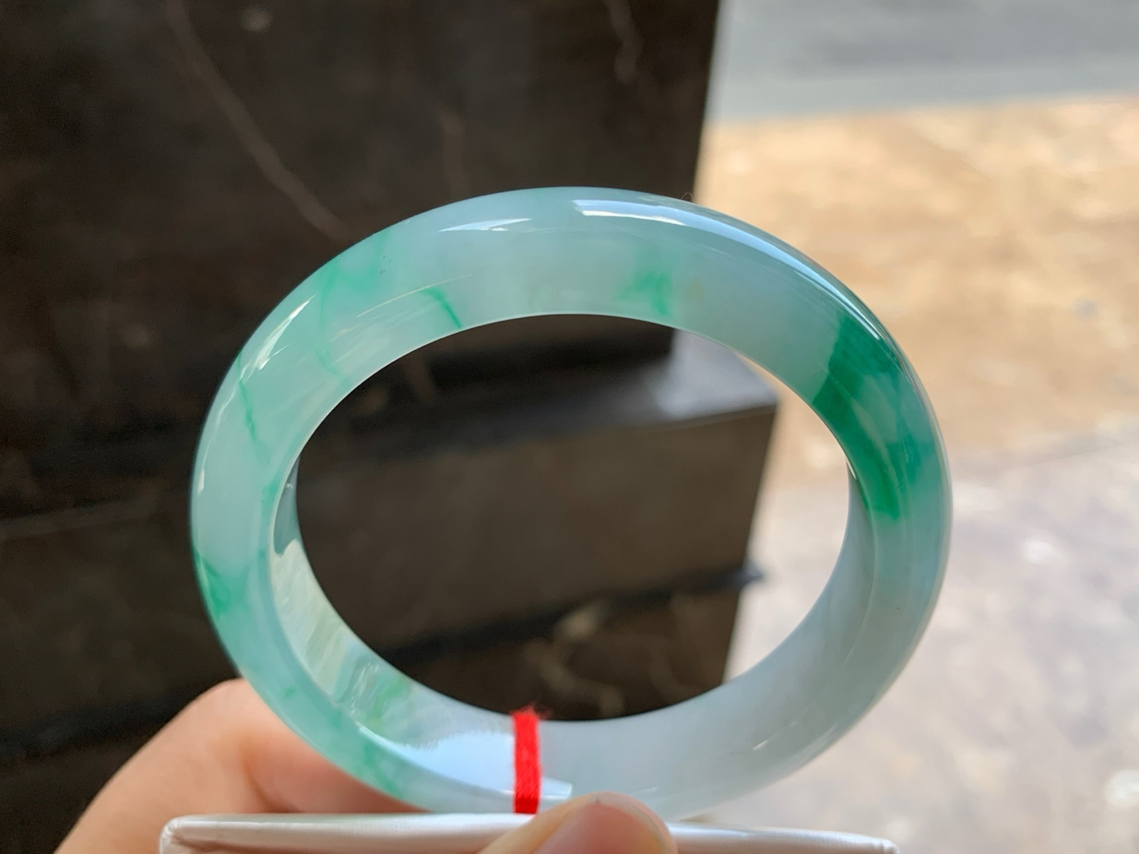 58.5-13.2-9.1
绿花手镯^_^玉质温润