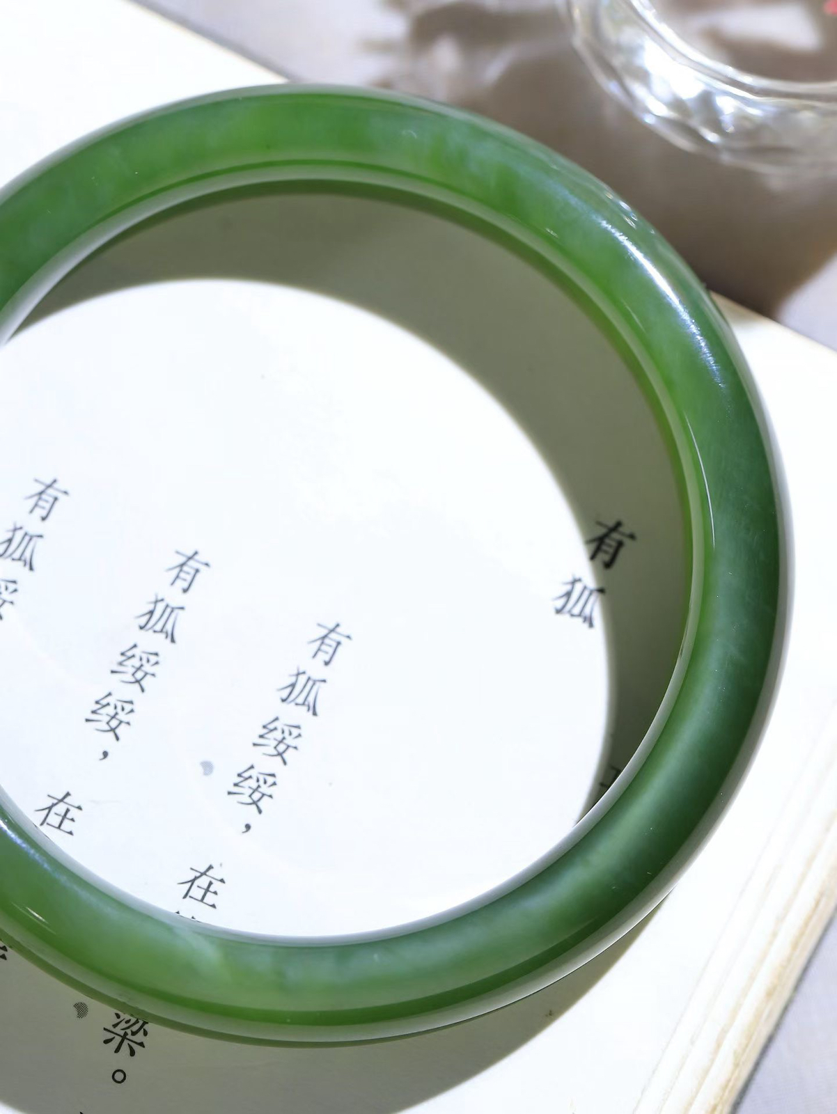 【碧波流转·手镯】

精品️和田玉碧玉猫眼手镯，玉质细腻温润，手感舒适，️线条流畅，简约大气，美自天成，佩戴于腕间，婉约之美，举手投足间透出那份低调奢华，醉人心扉。
重47克 内径圈口57mm尺寸11-8.2mm  FDA-13501508