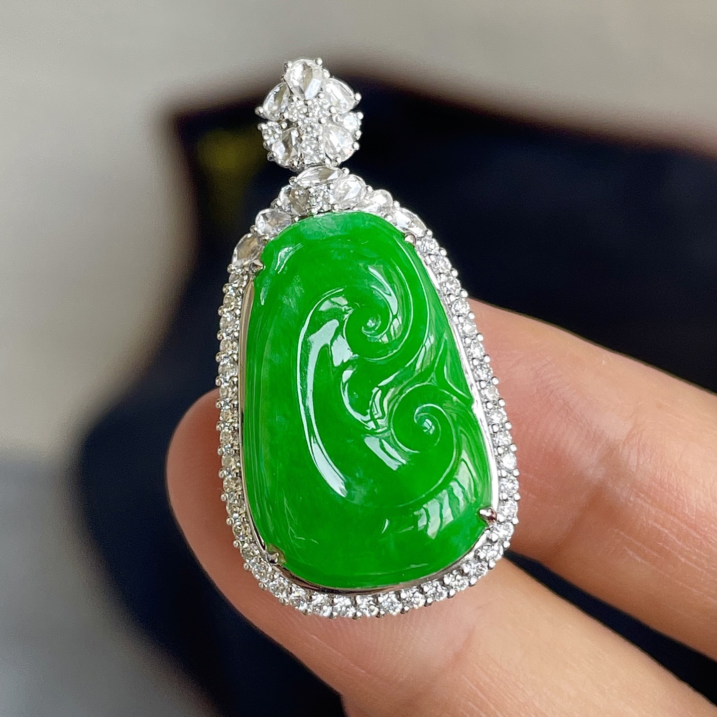缅料高冰阳绿如意吊坠，色辣，18k金镶嵌，饱满水润，无裂，裸石尺寸21.6/13.8/5.5--33.3/17.4/10.8编码0604好数字