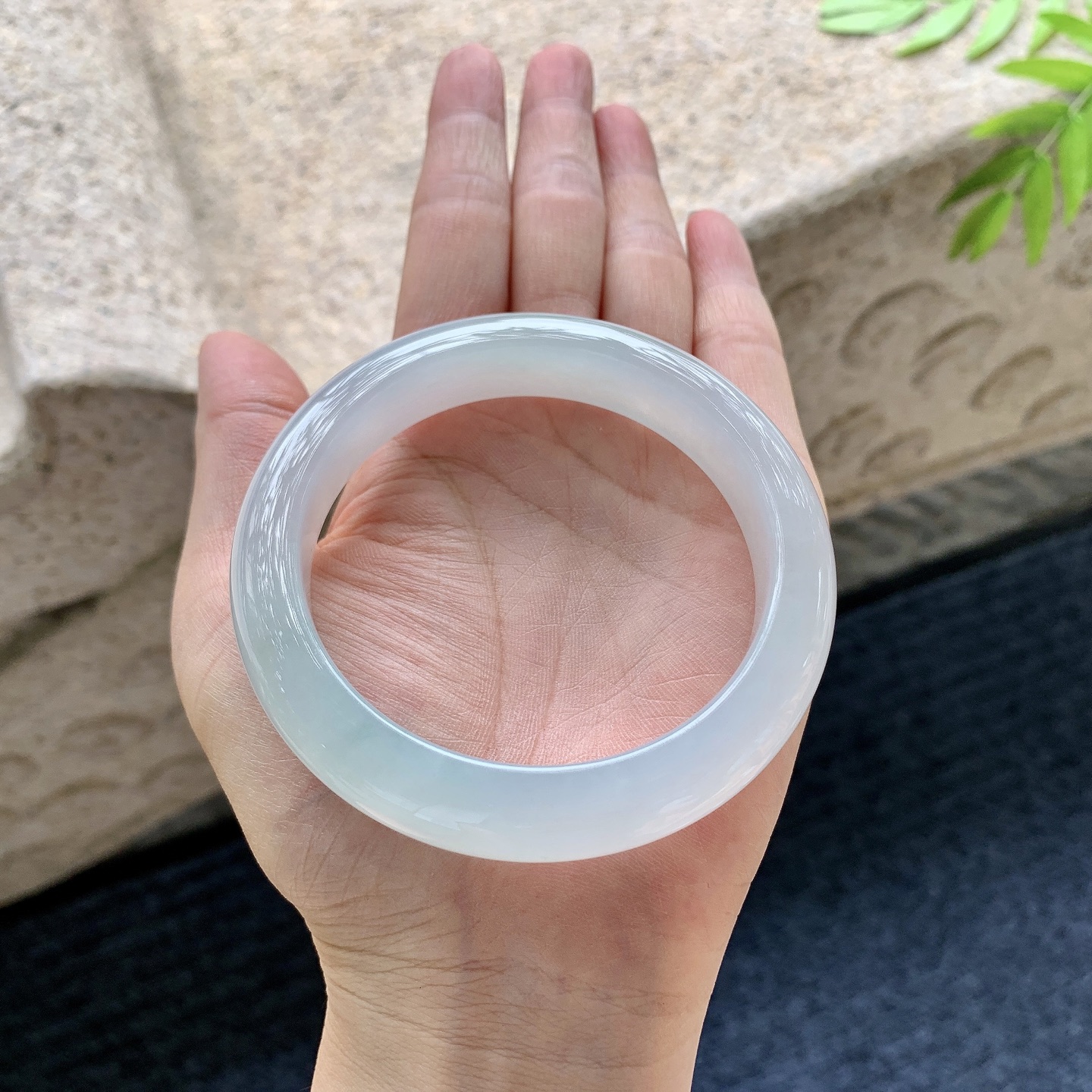 正圈57 58【圈口】58.5/12.5/9.3【编码】T1060613【描述】糯冰底色，水润，种老