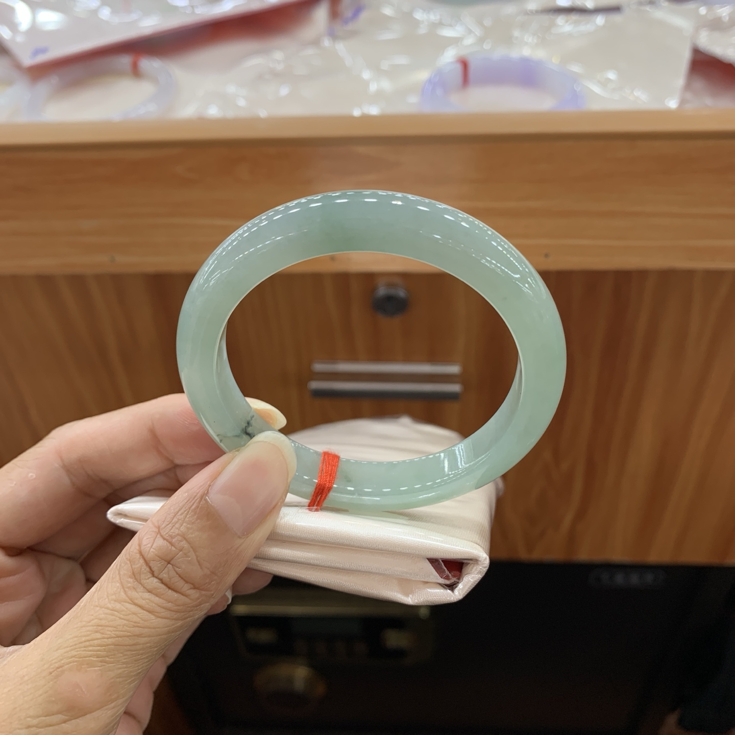 060401AX 飘花正圈翡翠手镯 54.6-10-8