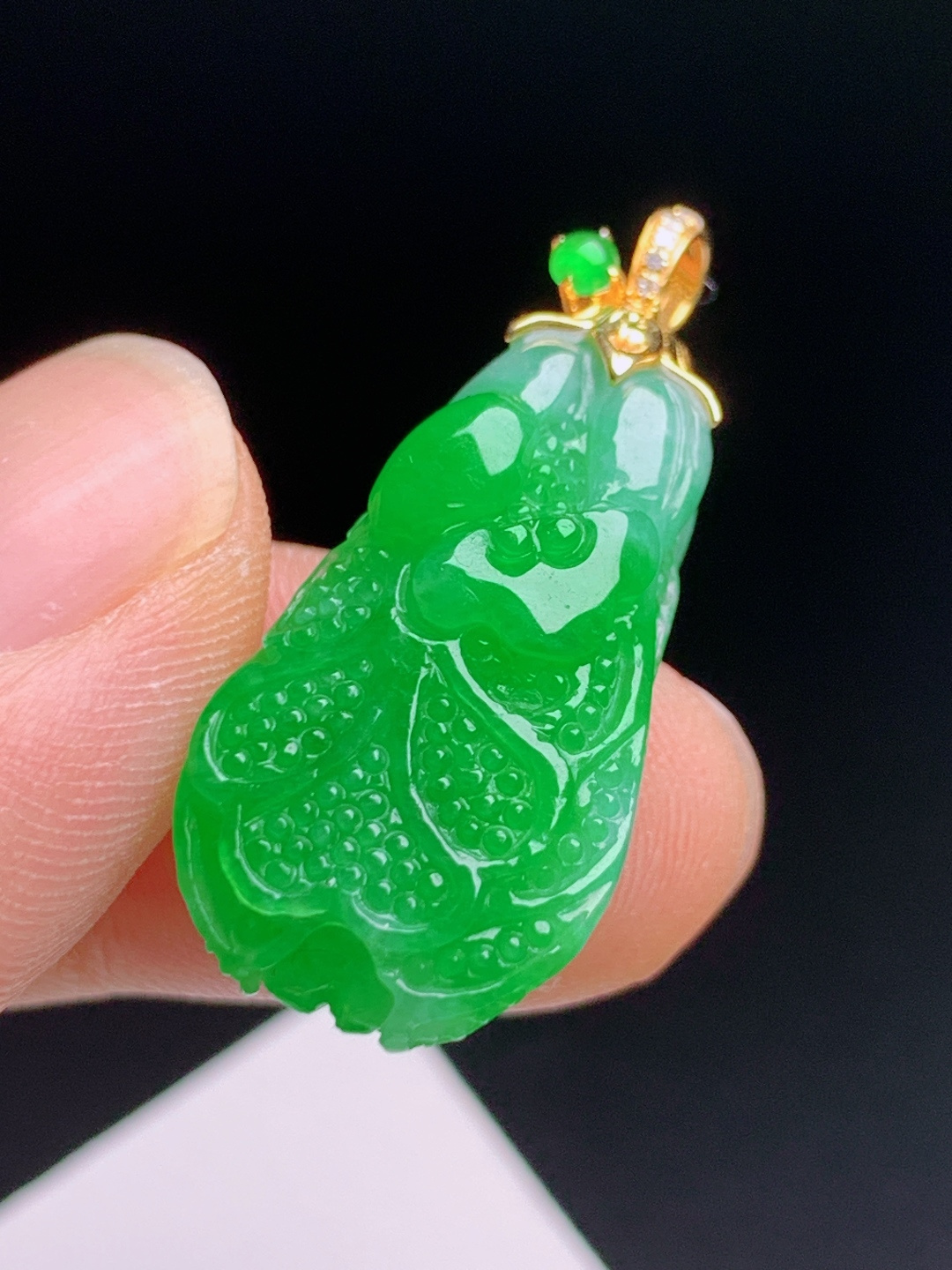 正阳绿白菜吊坠 糯冰种底翠色浓辣明艳，雕纹细致栩栩如生，18K金钻精工镶扣 整体31.5 520603