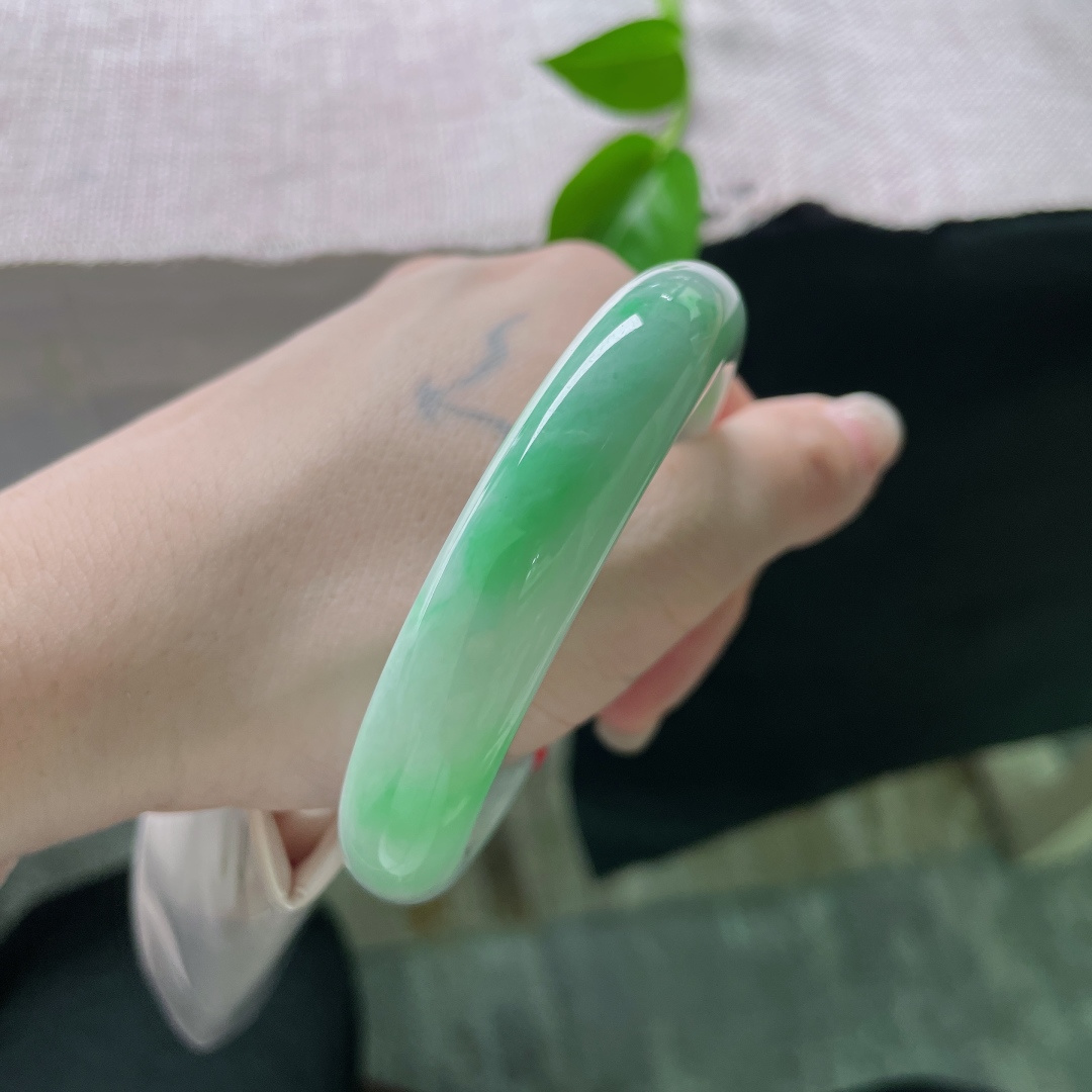 57.6/12.6/8.5，飘绿正圈，水润，细腻，贵气，耐看，一点棉纹，ss53860a
