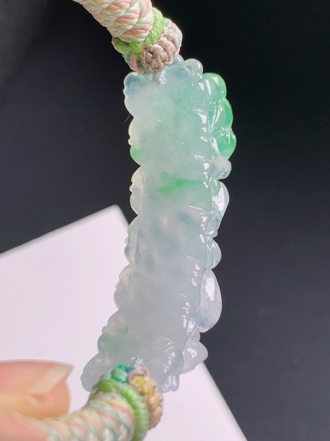 ️ 冰种飘绿莲花手牌，冰透飘翠雕工细腻，手工编绳温婉别致 裸石43.3-11.5-9.6 530604