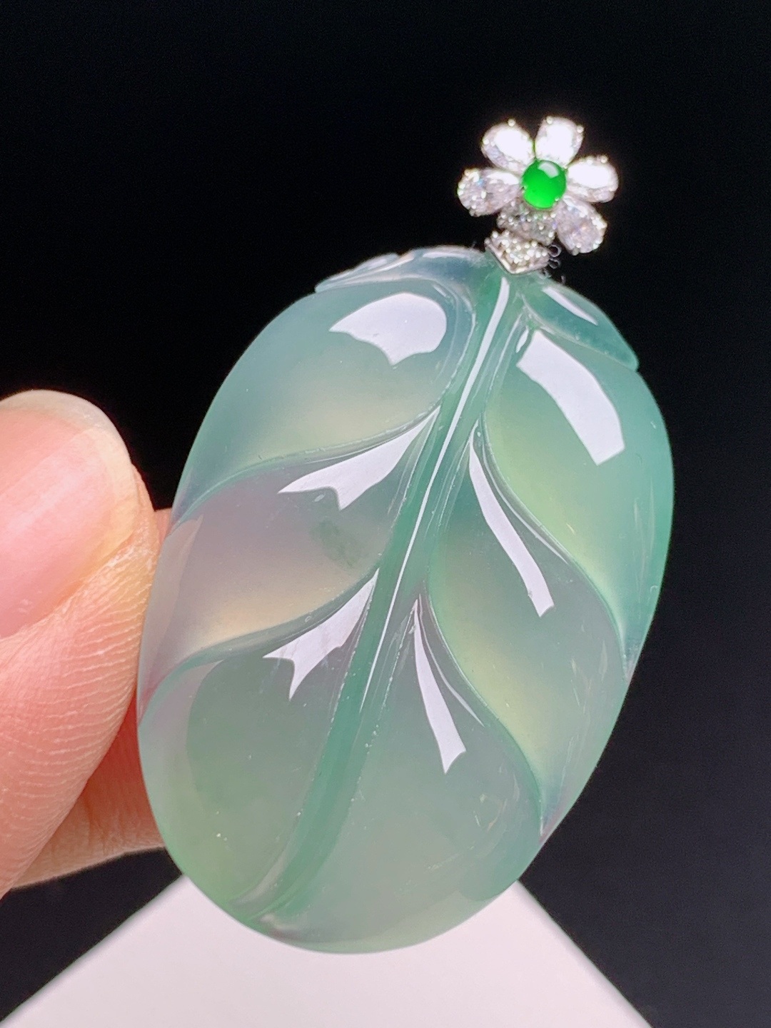 晴绿树叶吊坠 晴水底冰润起荧光，胶感饱满，金钻镶正阳绿顶珠 5306