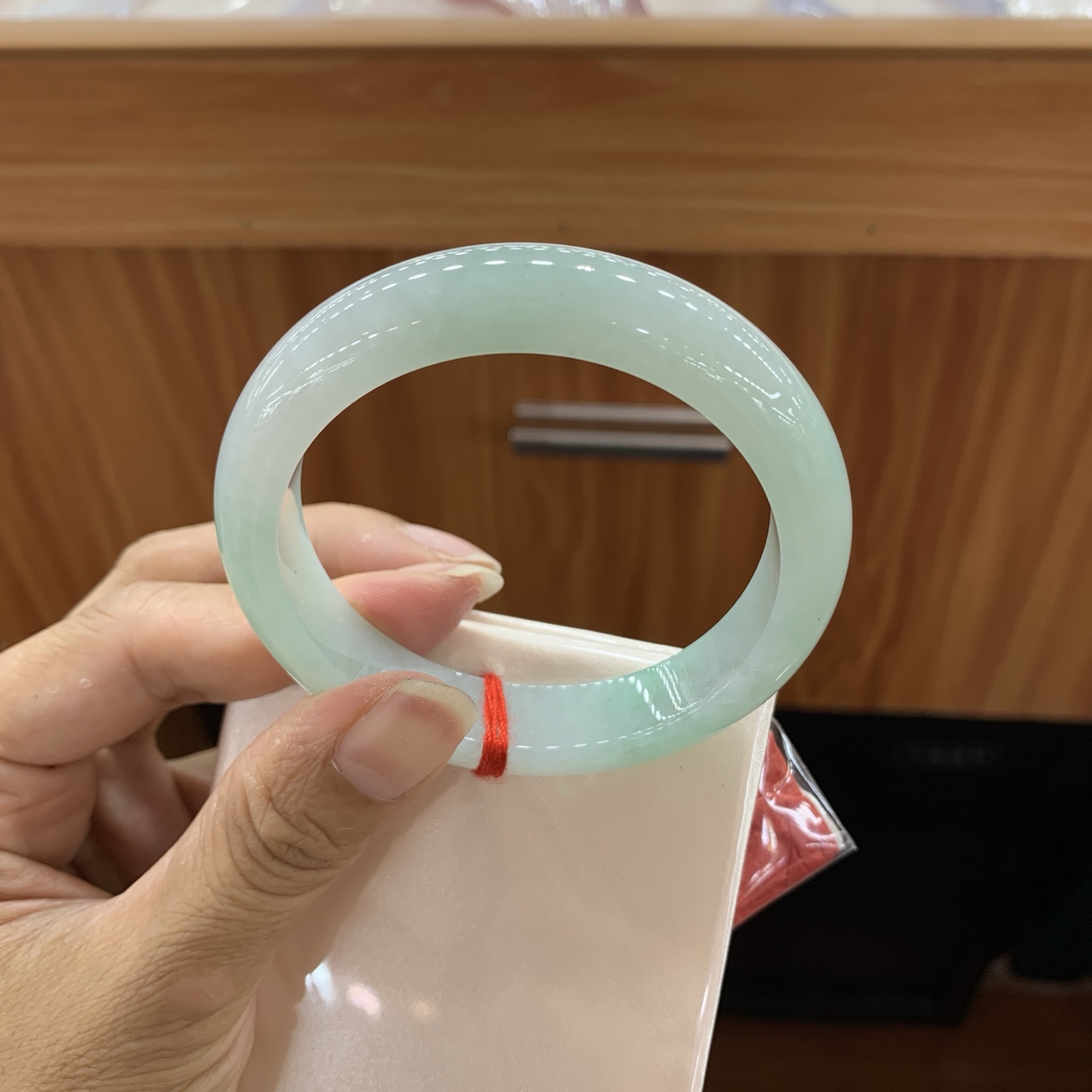 060407MMJ 飘绿正圈翡翠手镯 54.6-12.1-8.4