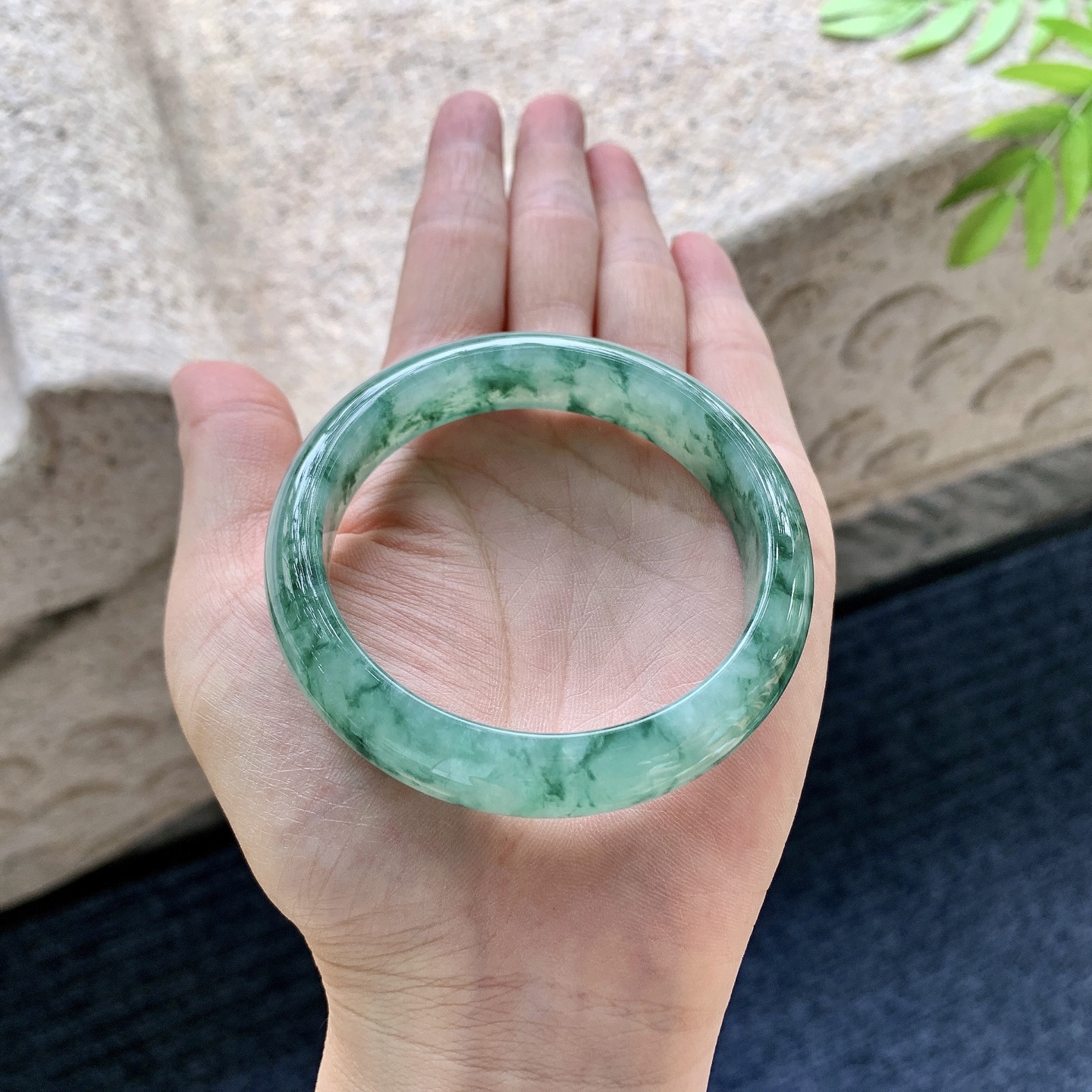 正圈54 55【圈口】54/12.4/7.4【编码】BA060651【描述】糯冰飘绿花，水润，种老，细腻，无裂