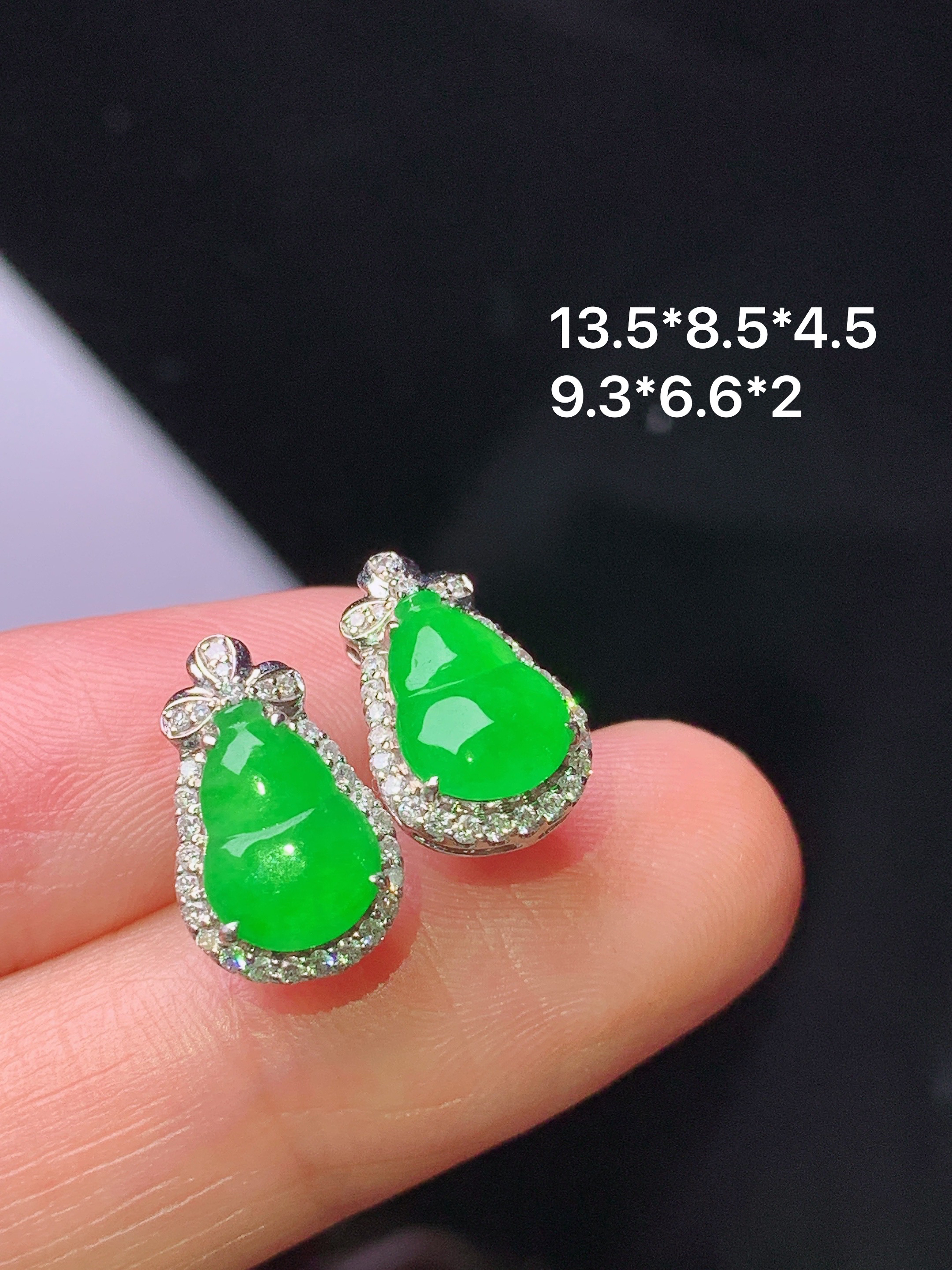 18k金钻镶嵌阳葫芦耳钉 玉质细腻 色泽艳丽清新 整体尺寸13.5*8.5*4.5 z1