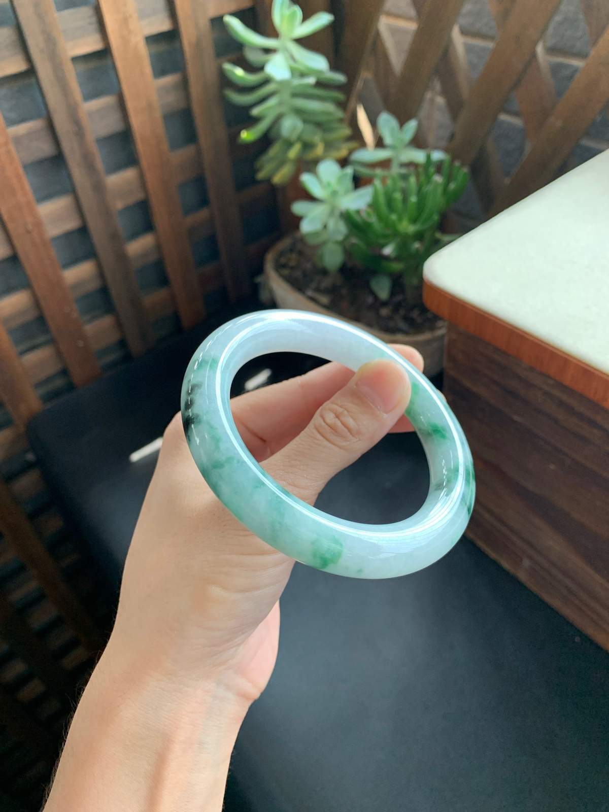 60.7圈口飘花圆条手镯