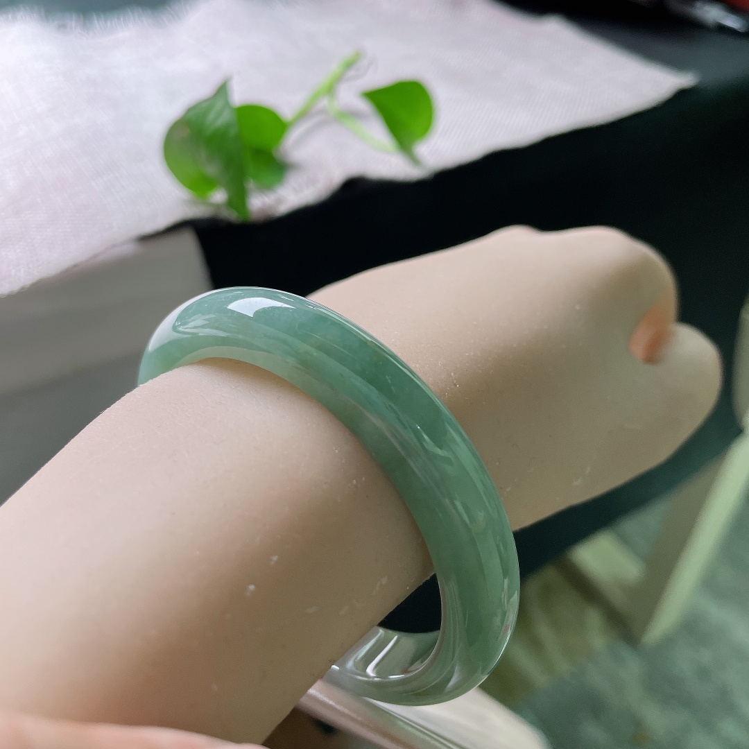 56/11.4/7.9，绿底正圈，满色素雅不张扬，搜细种老，佩戴温柔，无裂，ss54422a