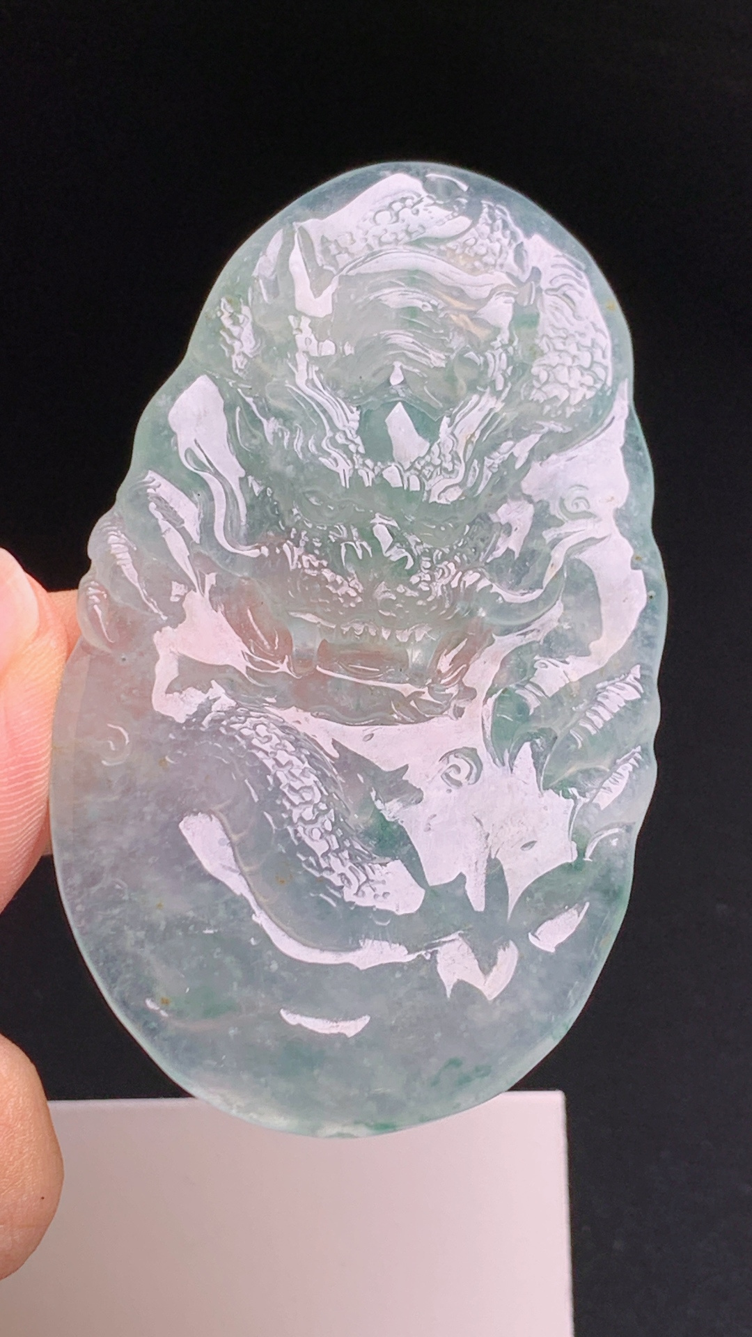 冰润起胶飘翠写意，精工浮雕龙腾显贵招财