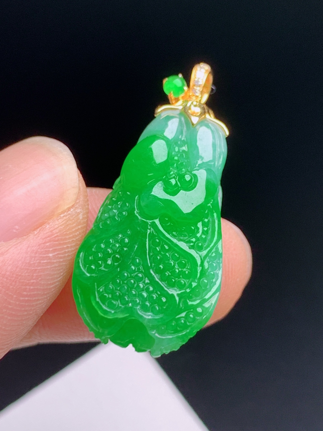正阳绿白菜吊坠 糯冰种底翠色浓辣明艳，雕纹细致栩栩如生，18K金钻精工镶扣 整体31.5 520603