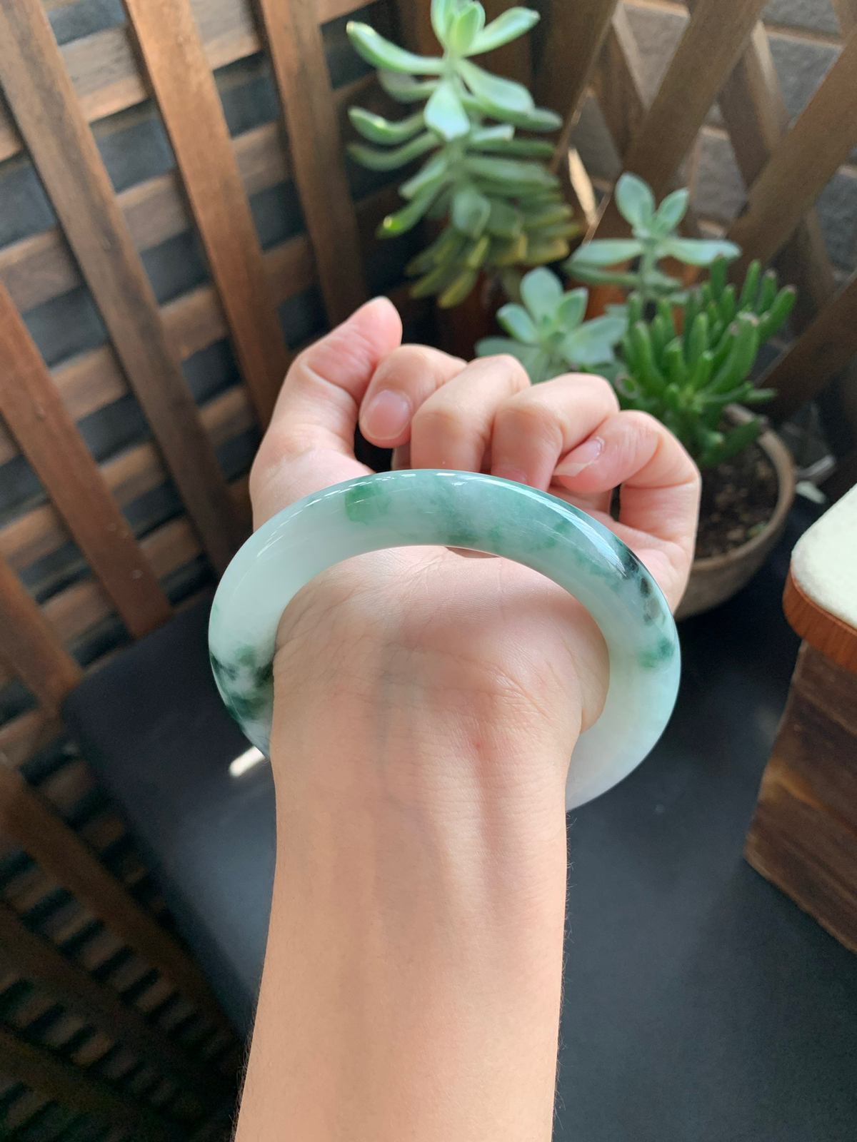 60.7圈口飘花圆条手镯