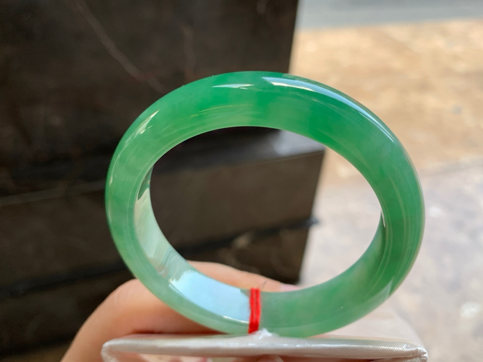 54.5-12.6-8.6
辣绿色手镯^_^颜色鲜艳 浓郁