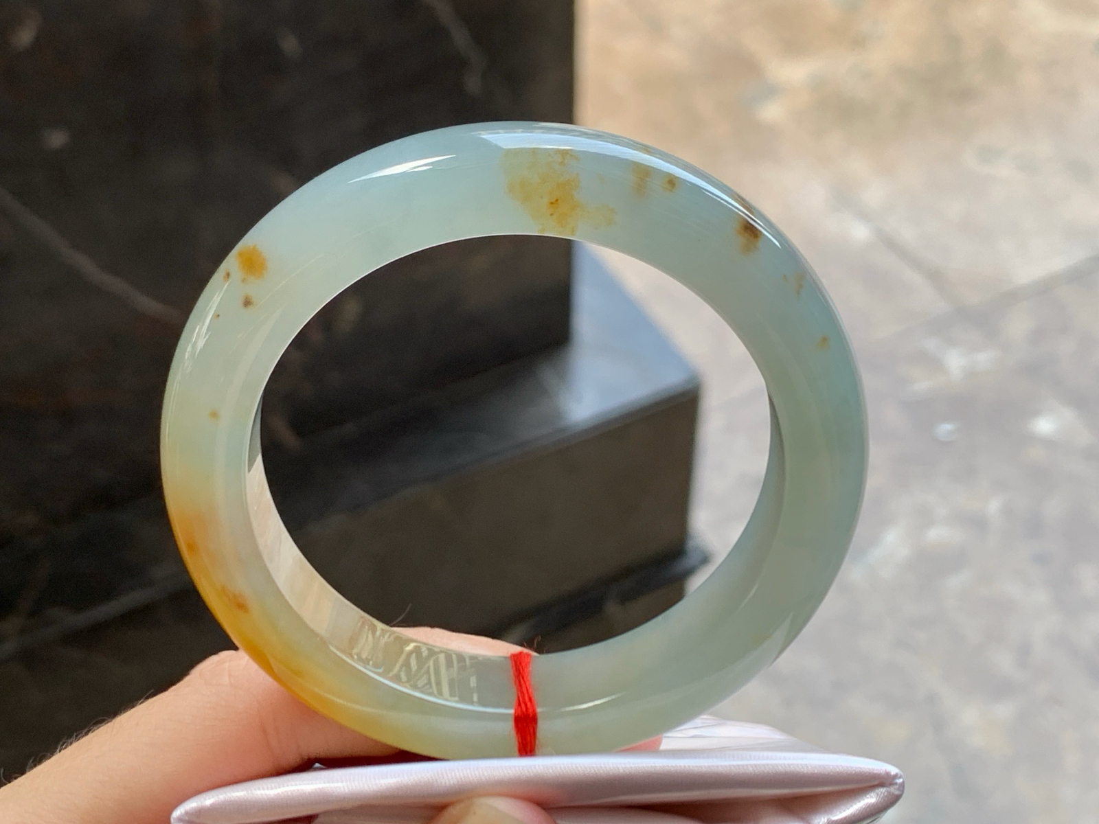 55.5-12.4-9.7
黄翡手镯^_^底子细腻干净 黄翡有特色 泥鳅背