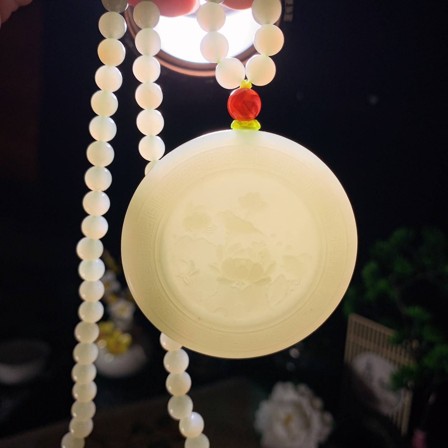 新疆和田玉若羌黄口料招花开富贵挂件！尺寸52/9重85.8克 玉质细腻油润 底色纯净 脂粉好，品质好。lt260605