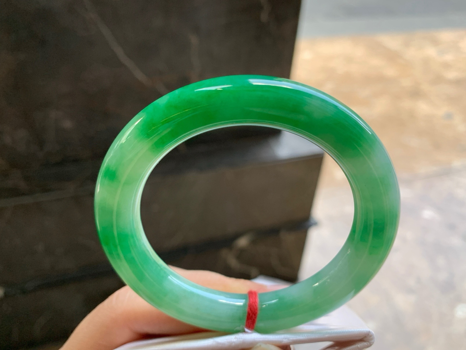 55-11
绿色圆条手镯^_^鲜艳 玉质温润