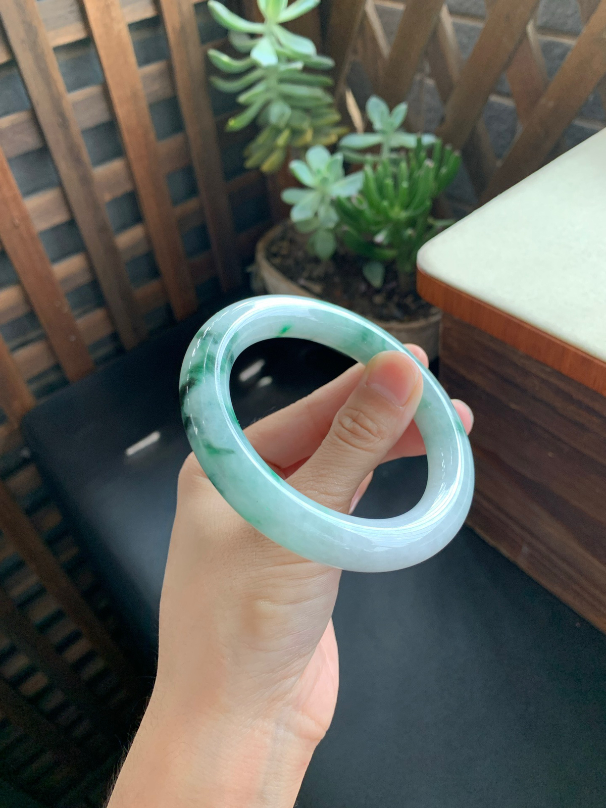60.7圈口飘花圆条手镯