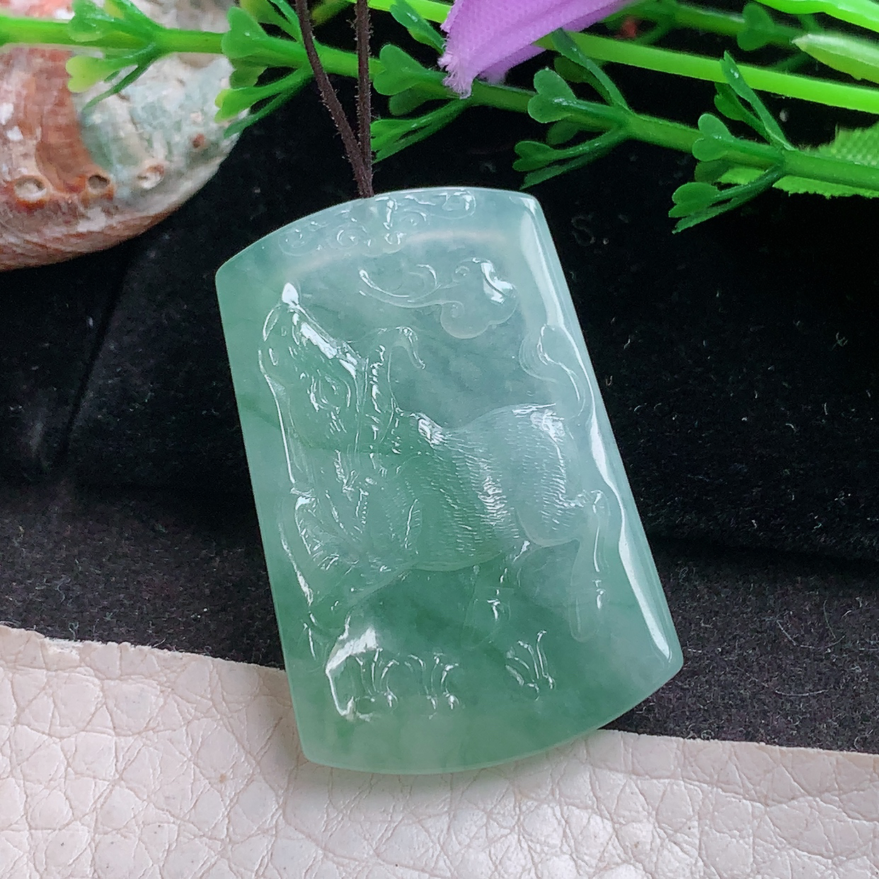 ktj实拍37.3*25*3.8缅甸翡翠a货精雕冰飘绿扭转乾坤  生肖牛玉吊坠