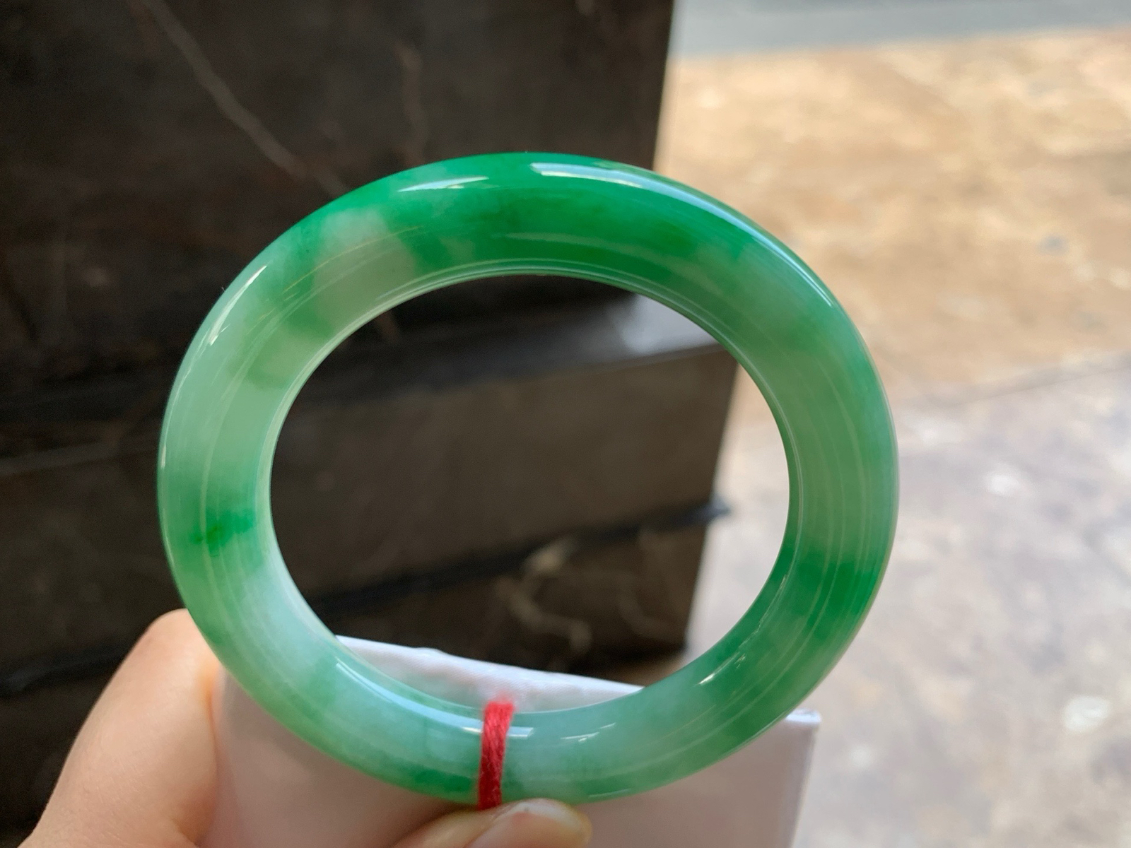 55-11
绿色圆条手镯^_^鲜艳 玉质温润