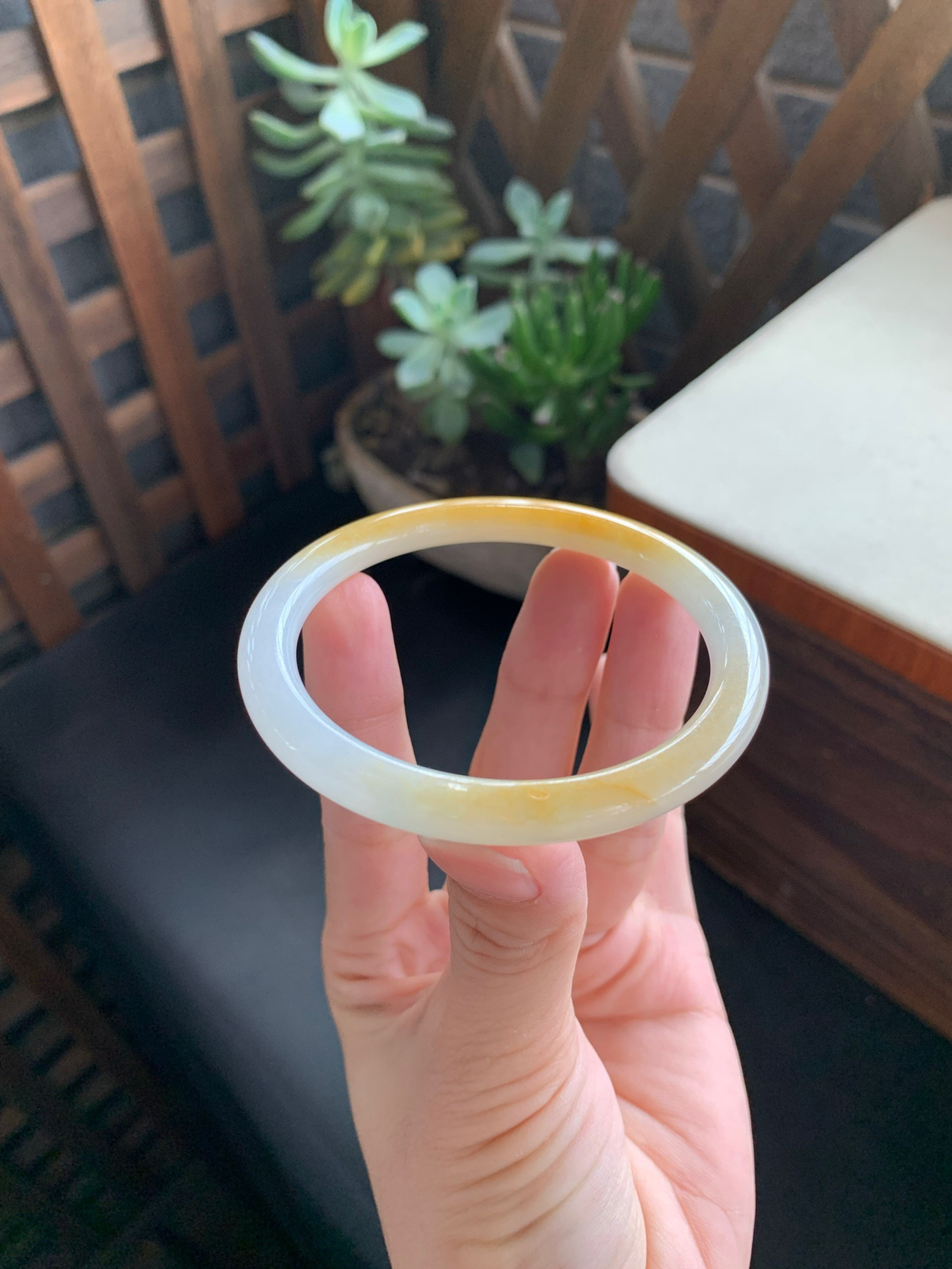 55.7圈口黄翡圆条手镯
