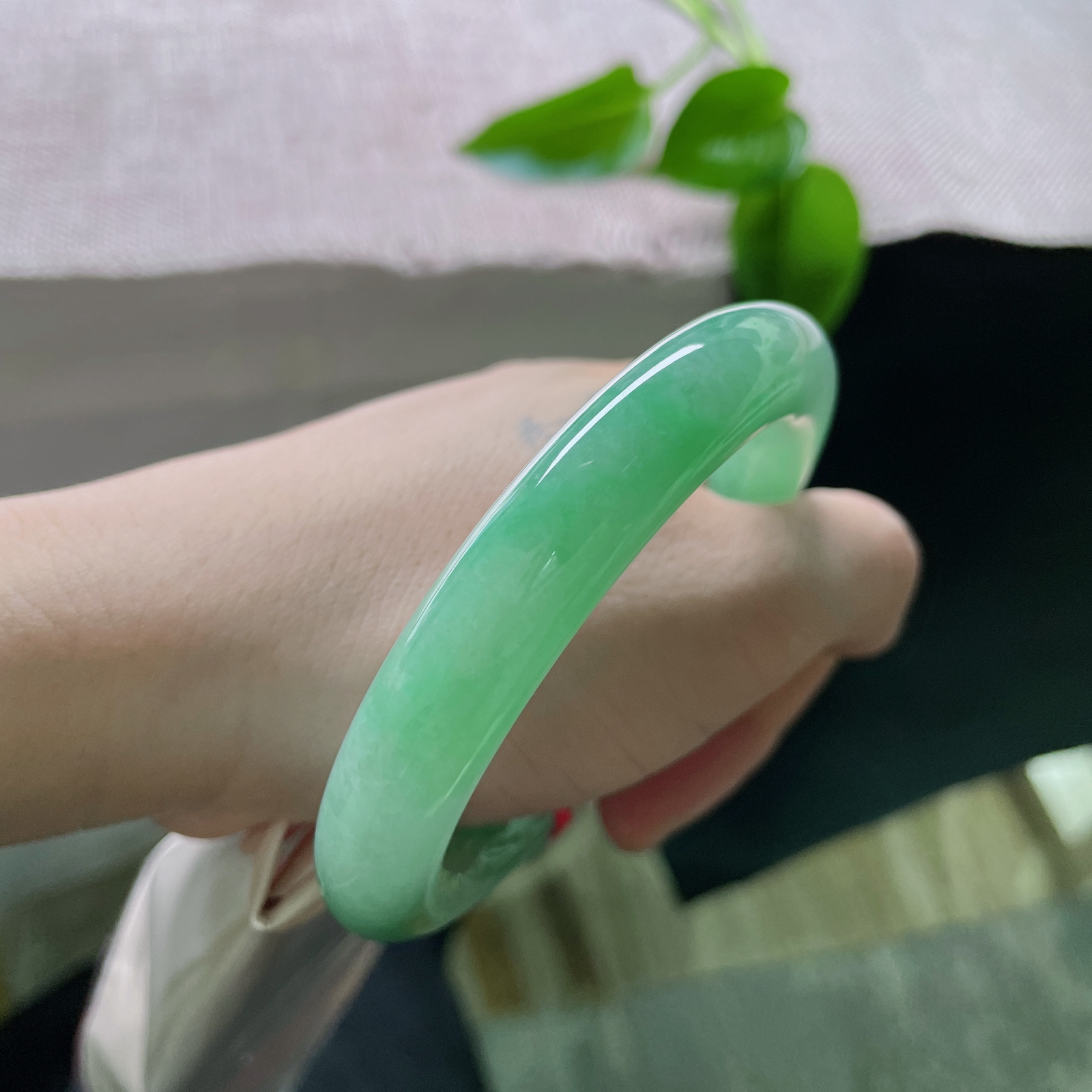 55.5/11.8，满绿圆条，圆满顺遂，种老起莹，是可遇不可求的腕上臻品。ss54266a..